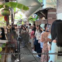 บ้านข้างวัด เชียงใหม่ ล่าสุด 2569 ชี้เป้าที่จอดรถฟรีในร่ม เวลาเปิด-ปิด และร้านข้าวซอยคิวยาว