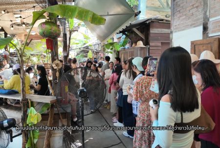 บ้านข้างวัด เชียงใหม่ ล่าสุด 2569 ชี้เป้าที่จอดรถฟรีในร่ม เวลาเปิด-ปิด และร้านข้าวซอยคิวยาว