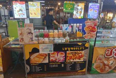 มื้อว่างสบายที่ ร้านไอติมทอดออนไลน์ ตลาดนัดข้างสวนสยาม