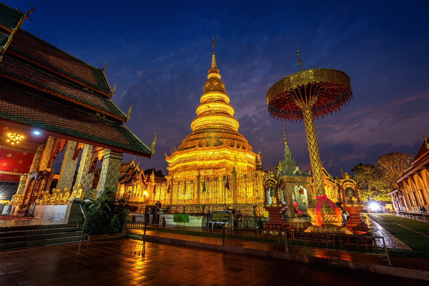 wat-phra-that-hariphunchai-temple-lamphun-thailand.jpg
