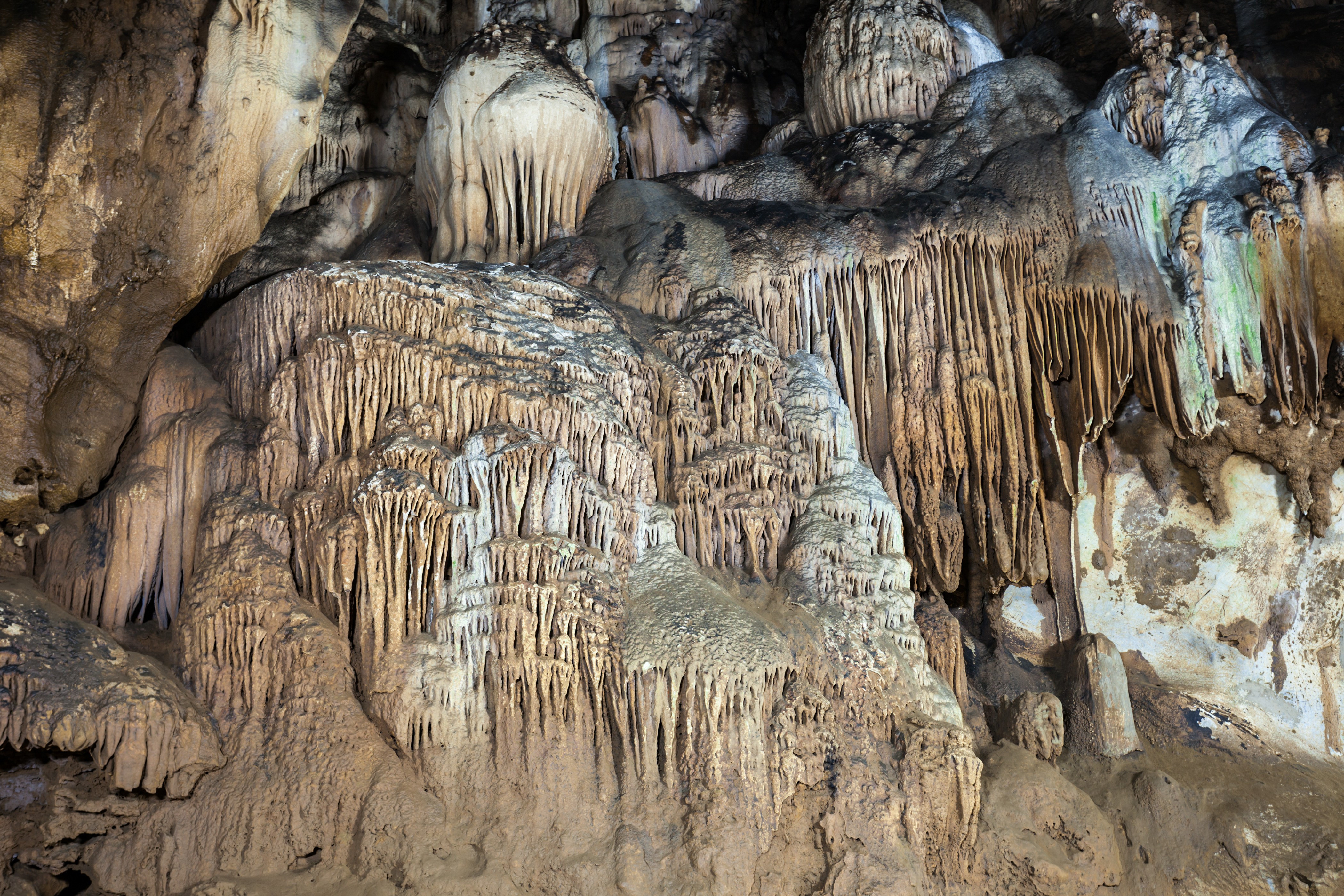 chiang-dao-cave-chiang-mai-province-nothern-thailand.jpg