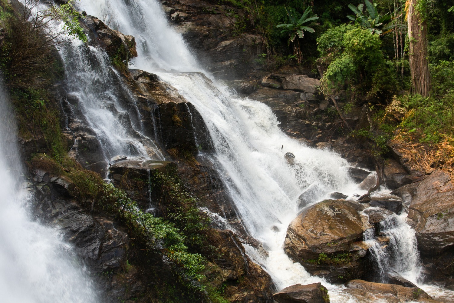wachirathan-waterfall-is-one-famous-waterfall-up-doi-inthanon-national-park-chia.jpg