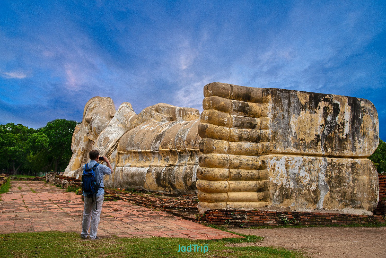 wat-lokayasutharam-buddhist-temple-city-ayutthaya-historical-park-thailand.jpg