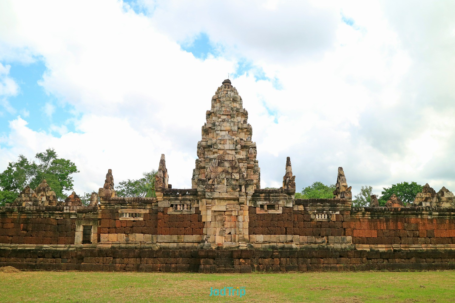 walkway-sdok-kok-thom-stone-castle-combodia-style.jpg