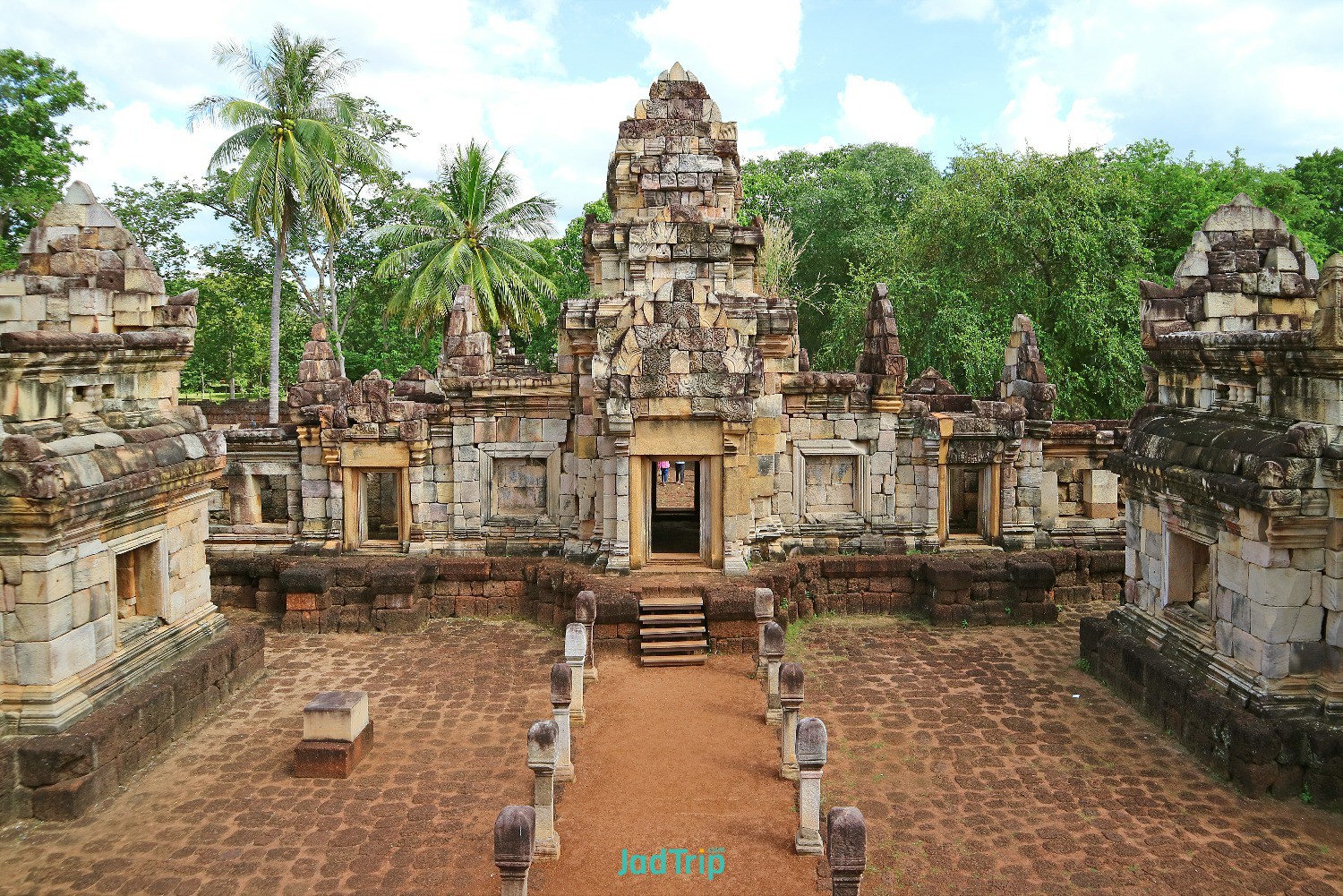 walkway-sdok-kok-thom-stone-castle-combodia-style.jpg