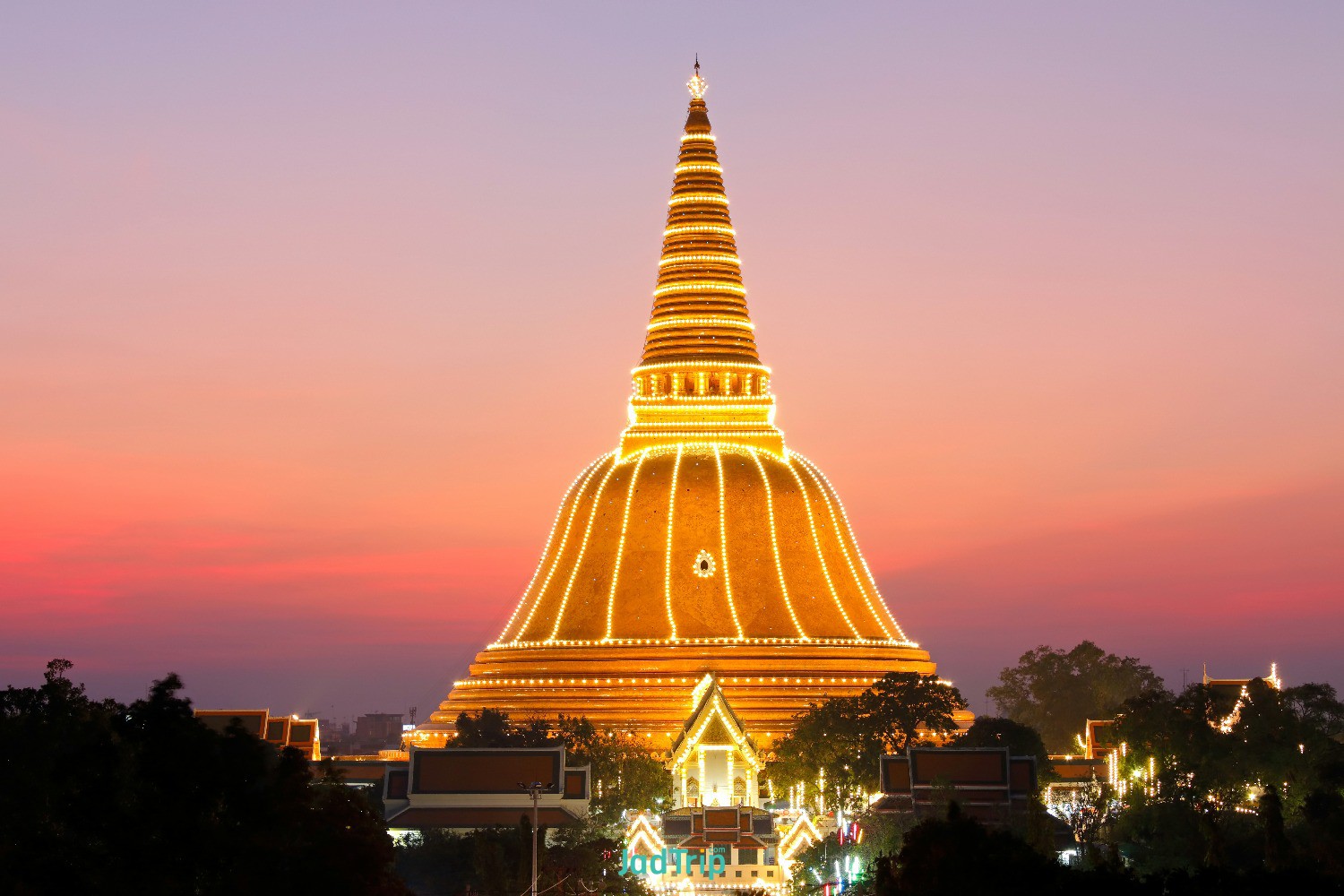 golden-pagoda-wat-phra-pathom-chedi-sunset-landmark-nakhonpathom-province.jpg