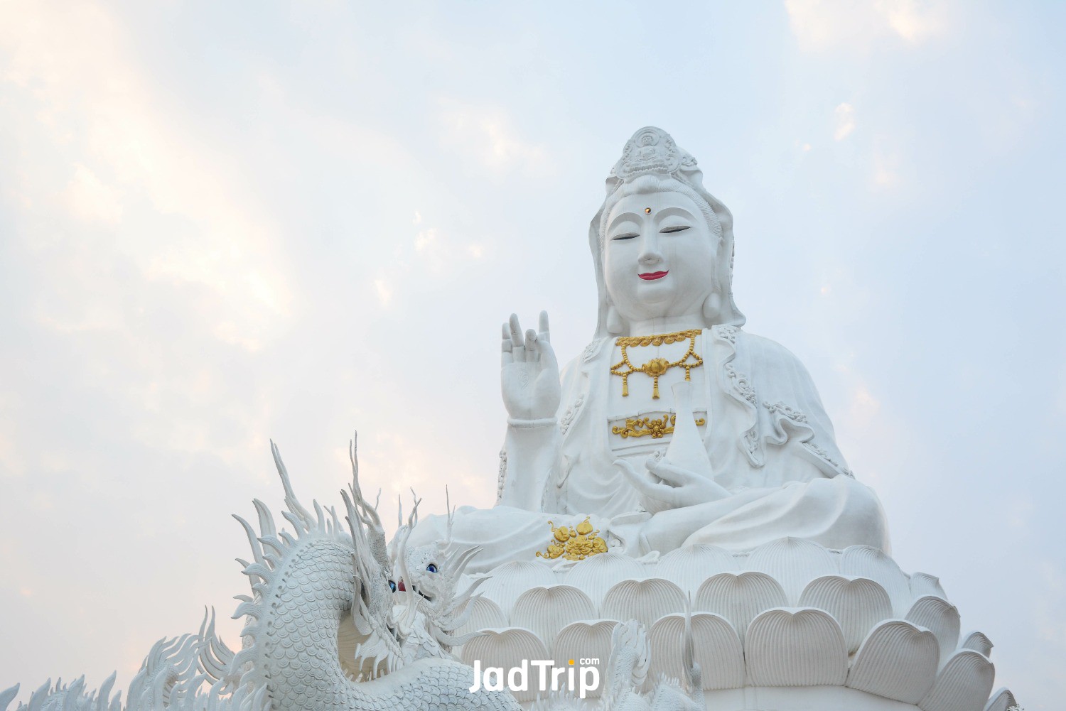 white-dragon-statue-way-up-large-statue-guan-yin-wat-huay-pla-kang-chiang-rai.jpg