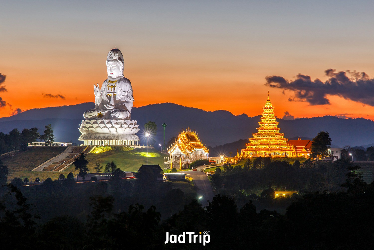 white-dragon-statue-way-up-large-statue-guan-yin-wat-huay-pla-kang-chiang-rai.jpg