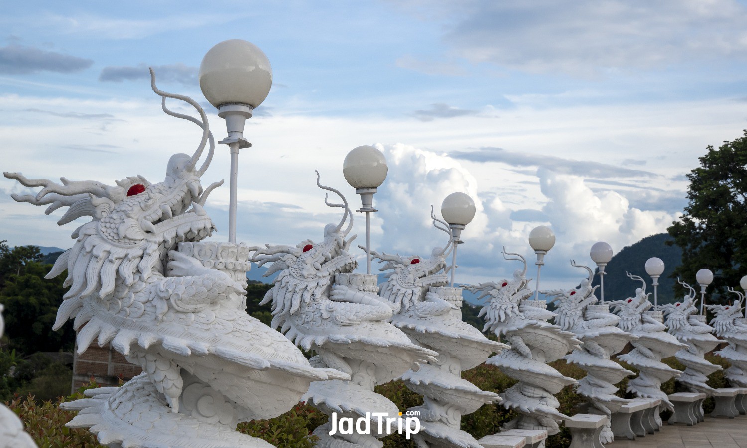 white-dragon-statue-way-up-large-statue-guan-yin-wat-huay-pla-kang-chiang-rai.jpg