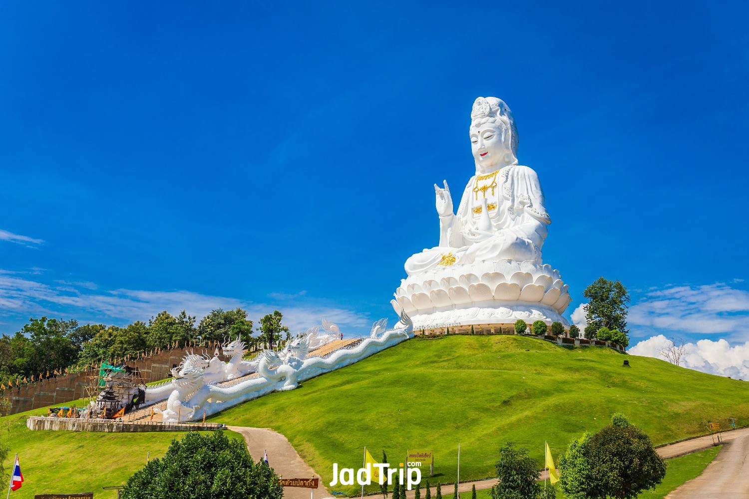 white-dragon-statue-way-up-large-statue-guan-yin-wat-huay-pla-kang-chiang-rai.jpg