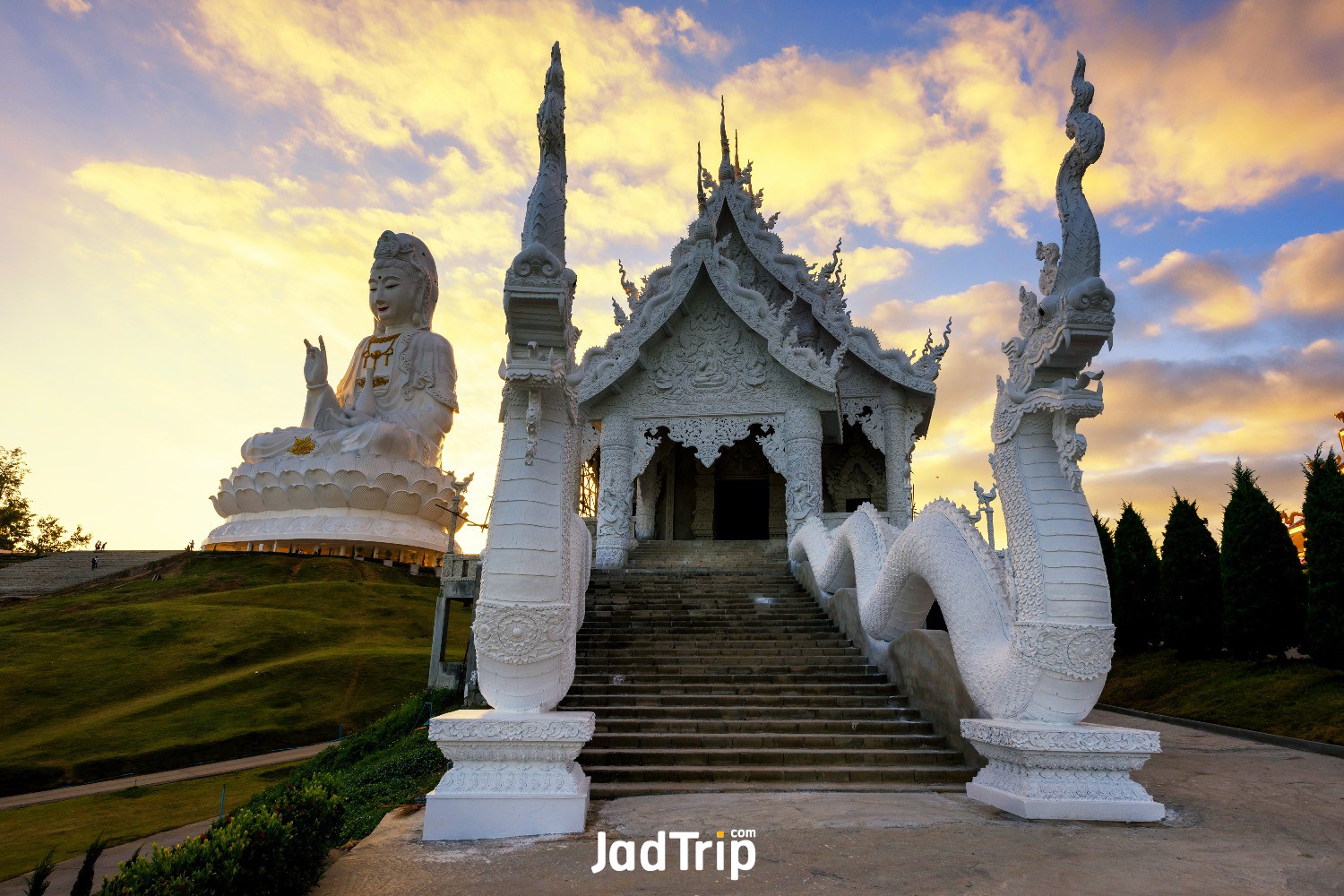 white-dragon-statue-way-up-large-statue-guan-yin-wat-huay-pla-kang-chiang-rai.jpg