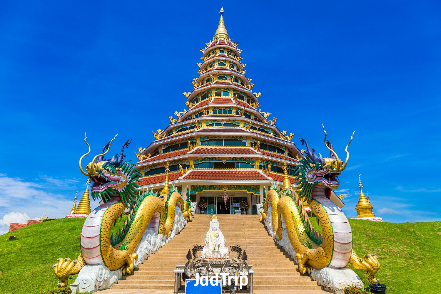 white-dragon-statue-way-up-large-statue-guan-yin-wat-huay-pla-kang-chiang-rai.jpg