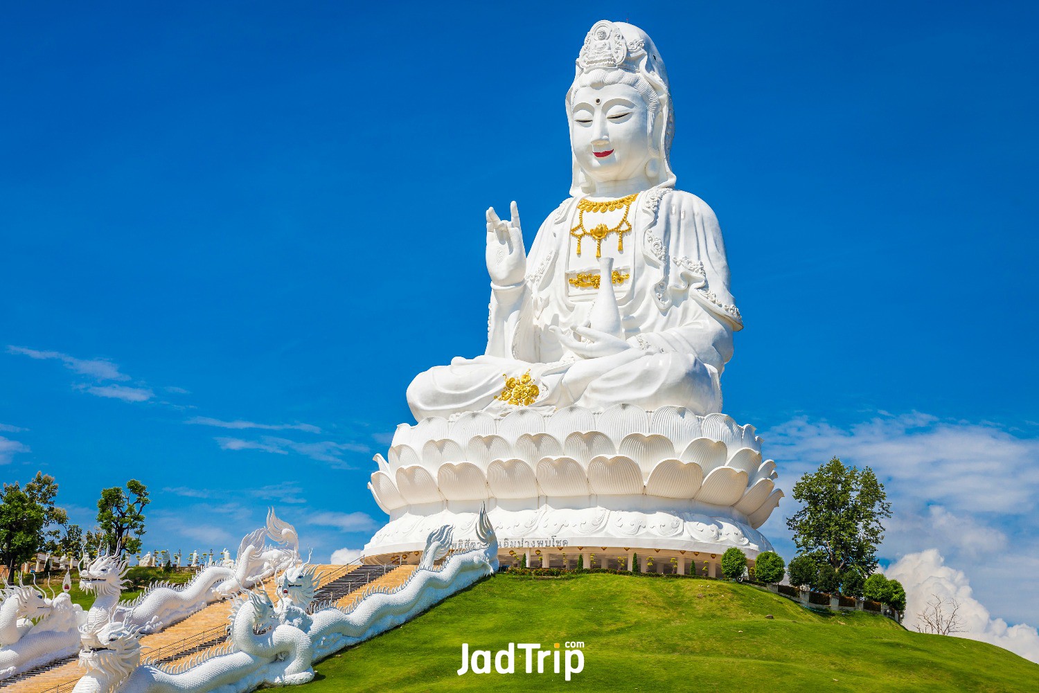 white-dragon-statue-way-up-large-statue-guan-yin-wat-huay-pla-kang-chiang-rai.jpg