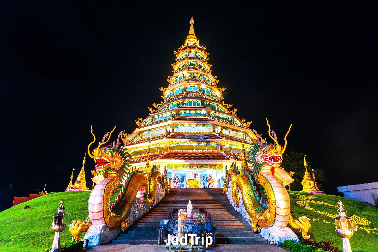 white-dragon-statue-way-up-large-statue-guan-yin-wat-huay-pla-kang-chiang-rai.jpg