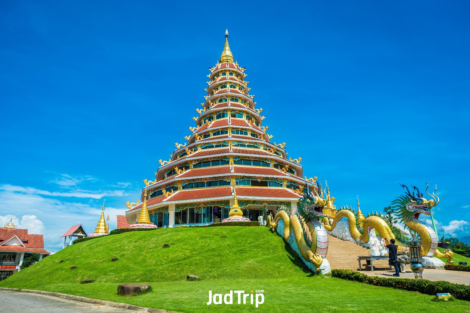 white-dragon-statue-way-up-large-statue-guan-yin-wat-huay-pla-kang-chiang-rai.jpg