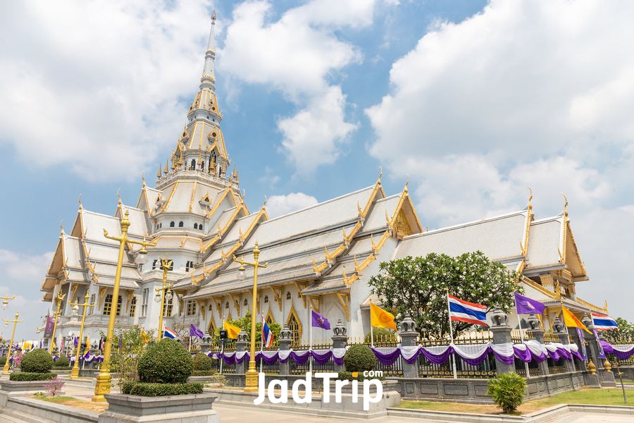 วัดโสธรวรารามวรวิหาร วัดสวยเมืองแปดริ้ว.jpg