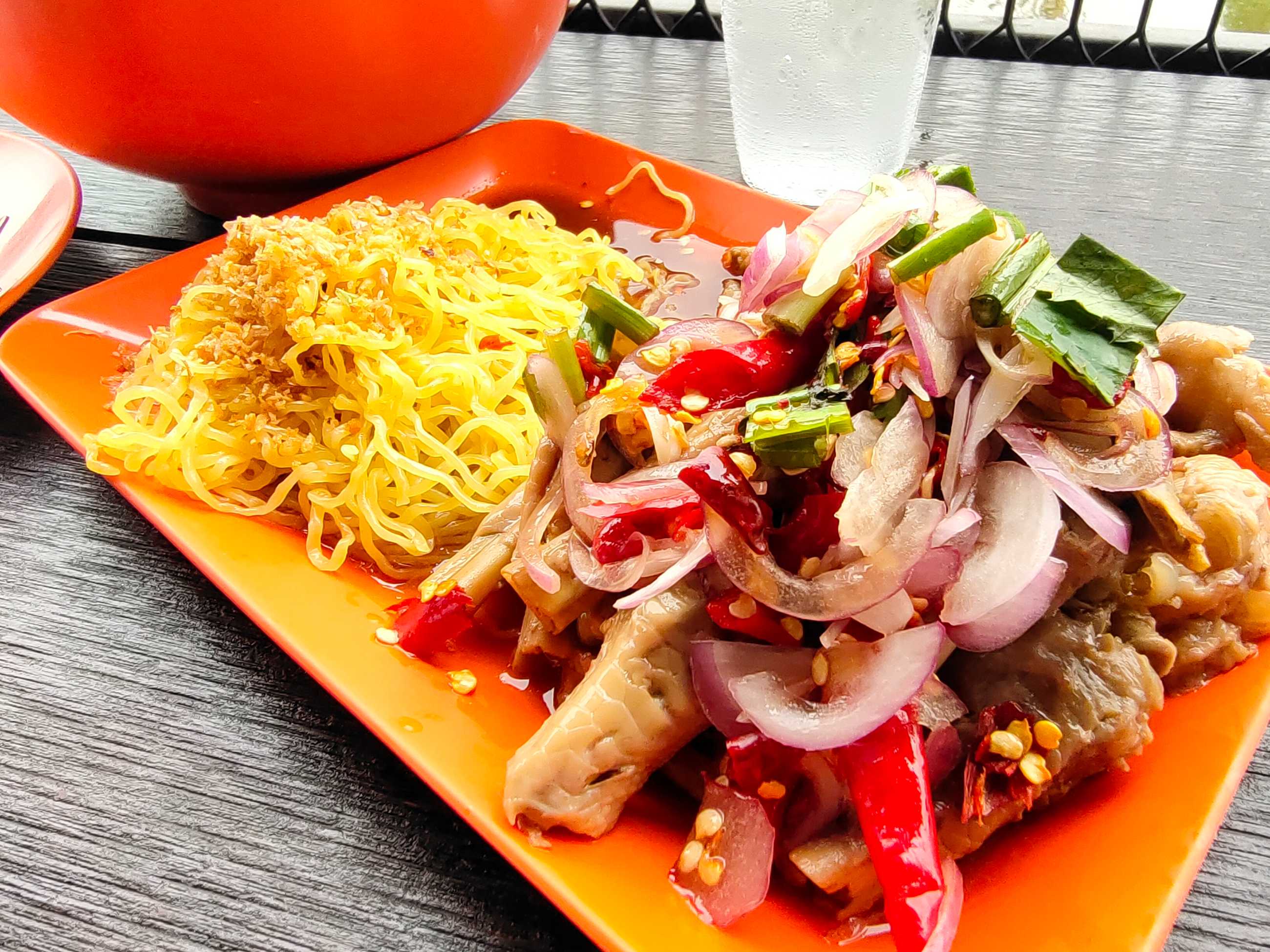 ร้านก๋วยเตี๋ยวเต็มตีน ก๋วยเตี๋ยวเจี๊ยบเชิญยิ้ม (17).jpg