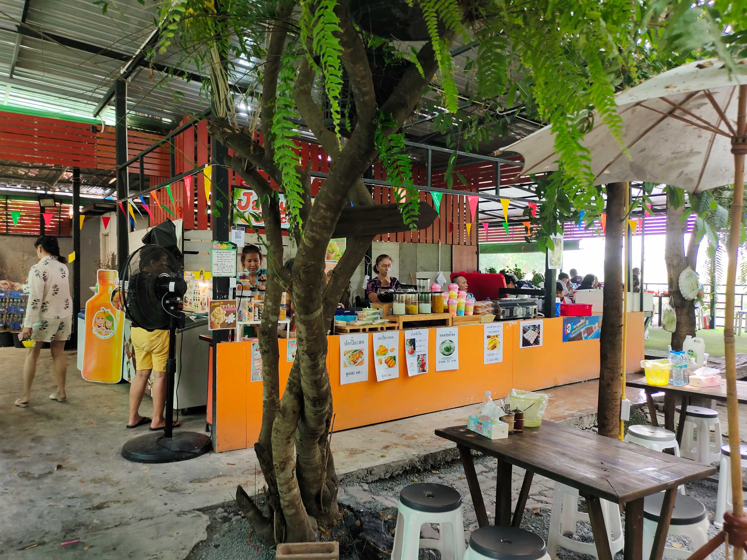 ร้านก๋วยเตี๋ยวเต็มตีน ก๋วยเตี๋ยวเจี๊ยบเชิญยิ้ม (38).jpg