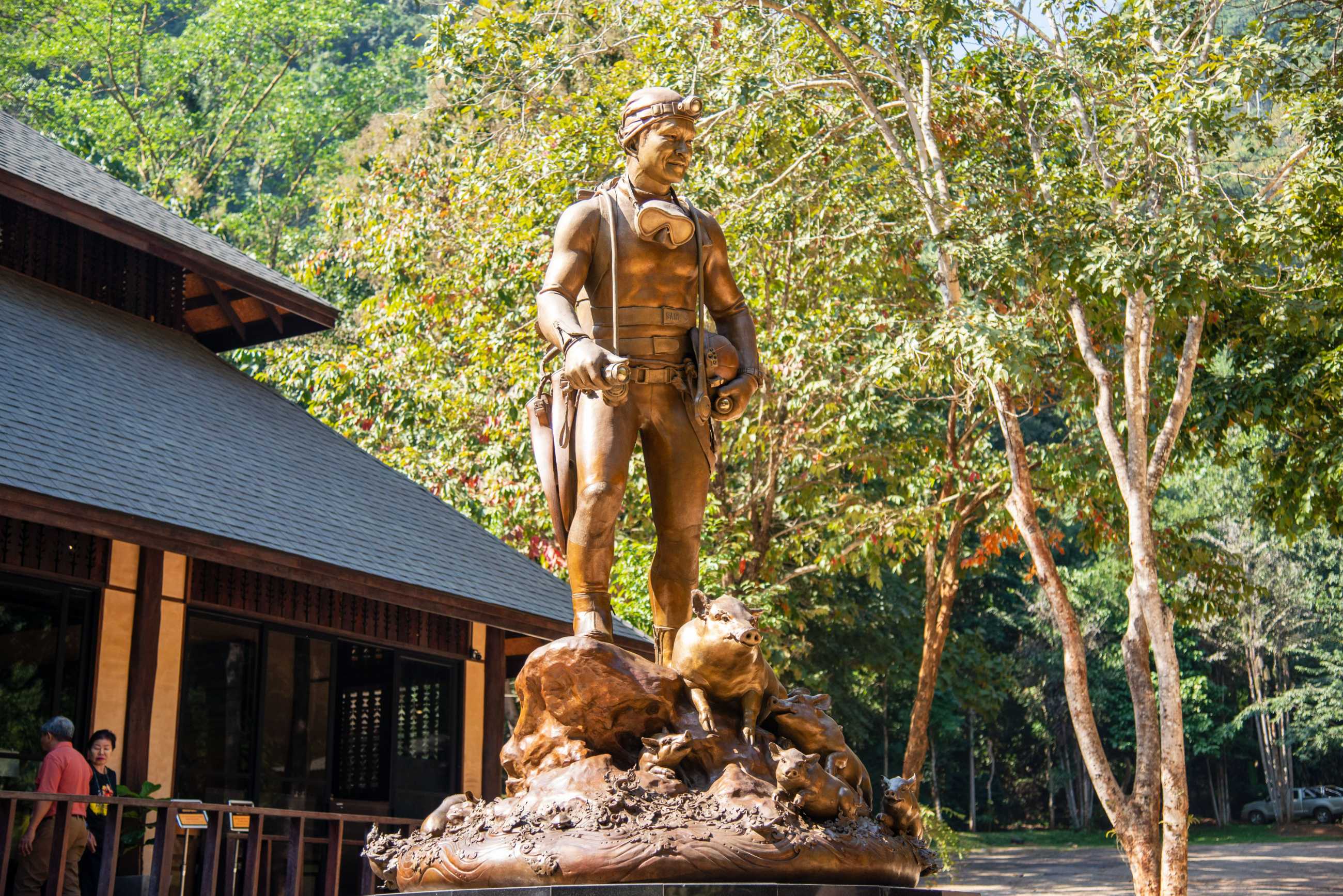 closeup-statue-saman-kunanthe-hero-tham-luang-khun-nam-nang-non-cave-chiang-rai_.jpg