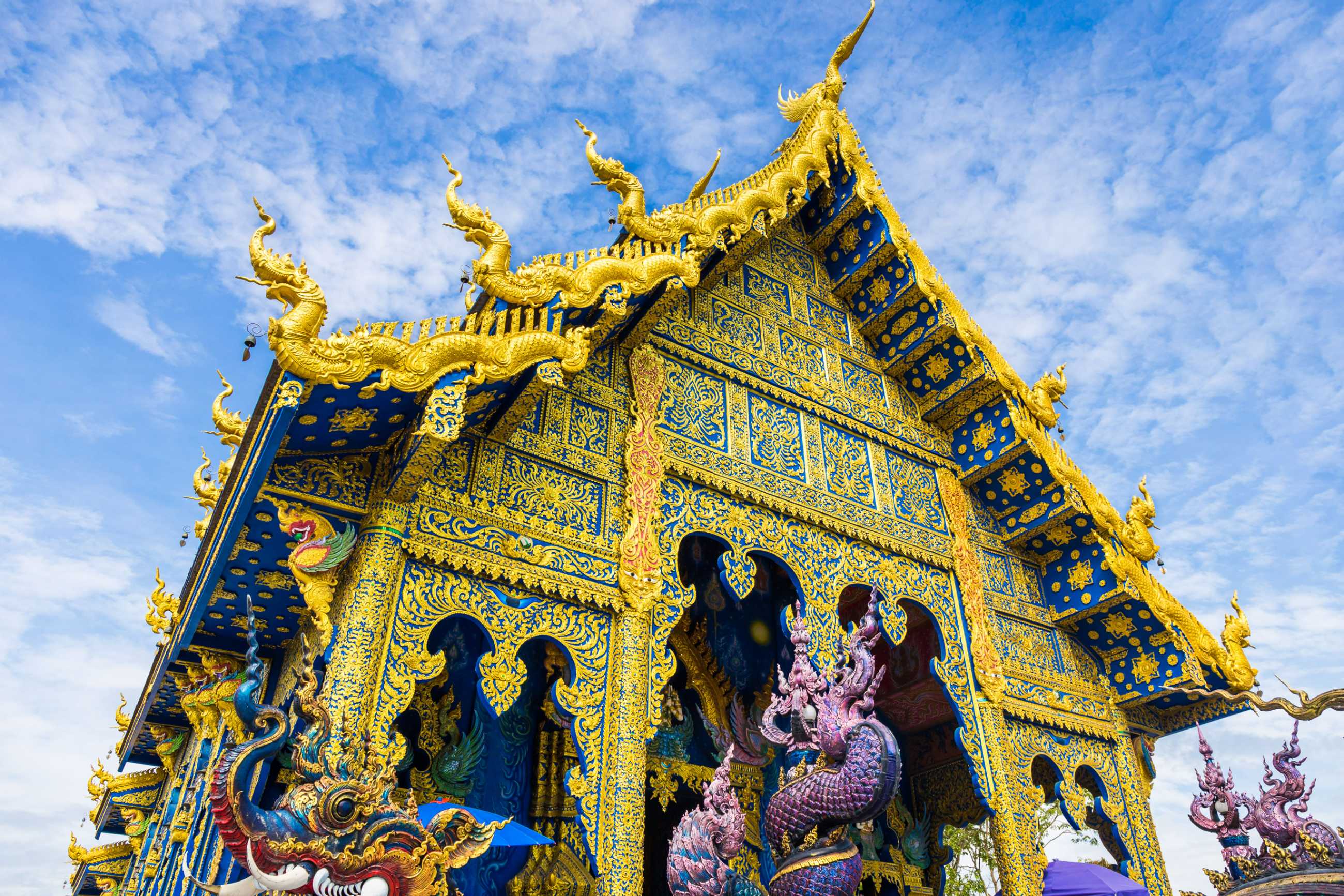 wat-rong-sua-ten-temple-with-blue-sky-background-chiang-rai-province-thailand (2.jpg