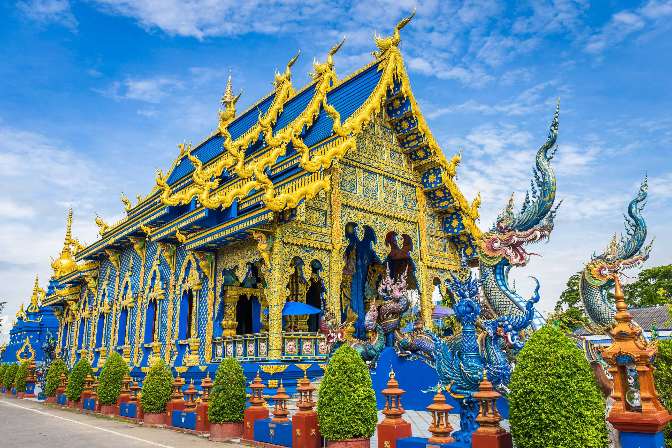 wat-rong-sua-ten-temple-with-blue-sky-background-chiang-rai-province-thailand_ja.jpg