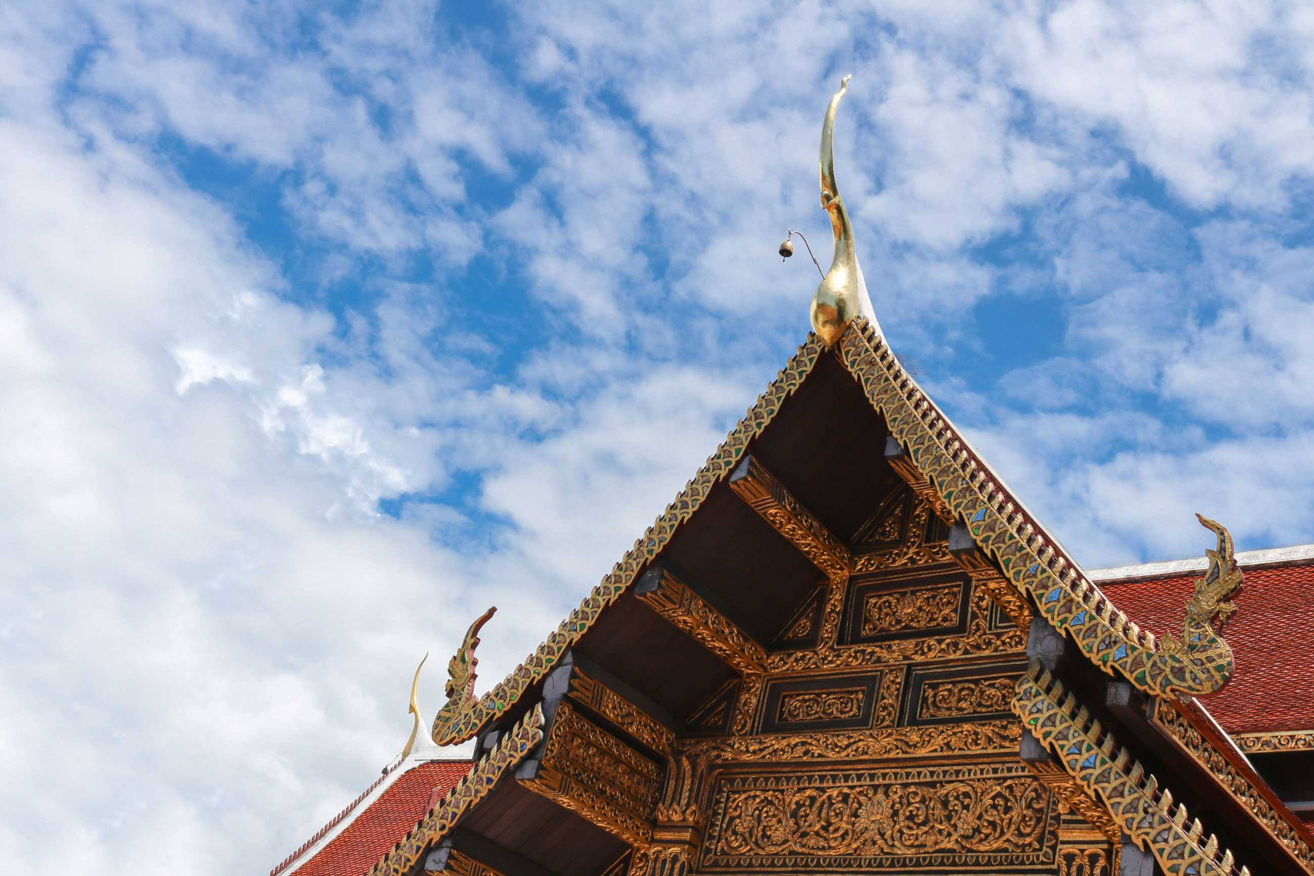 temple-name-wat-phra-that-sri-chom-thong-worawihan-located-chiang-mai-thailand_j.jpg