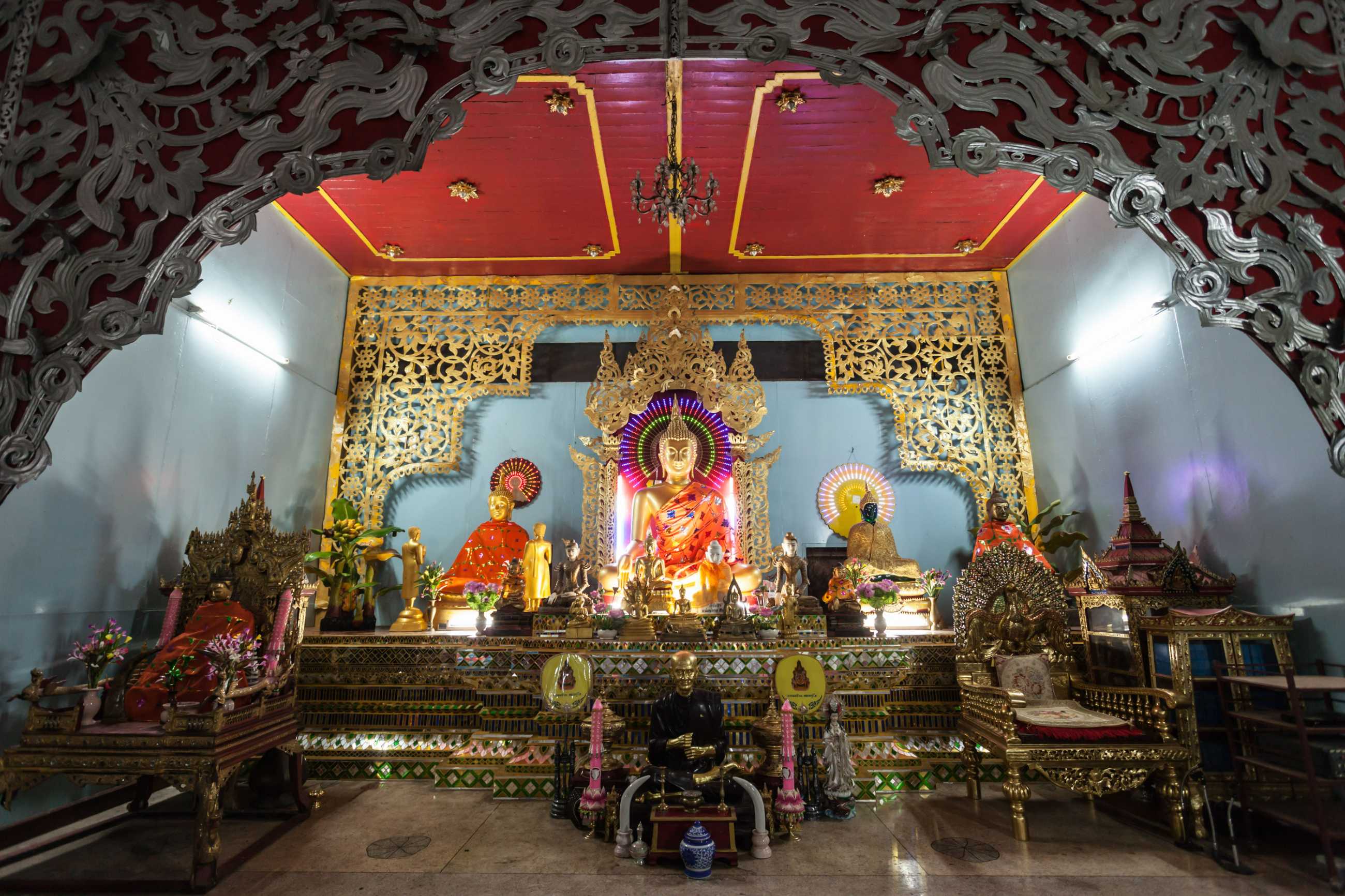 mae-hong-son-thailand-october-31-2014-wat-chong-klang-kham-temple-interior-mae-h.jpg