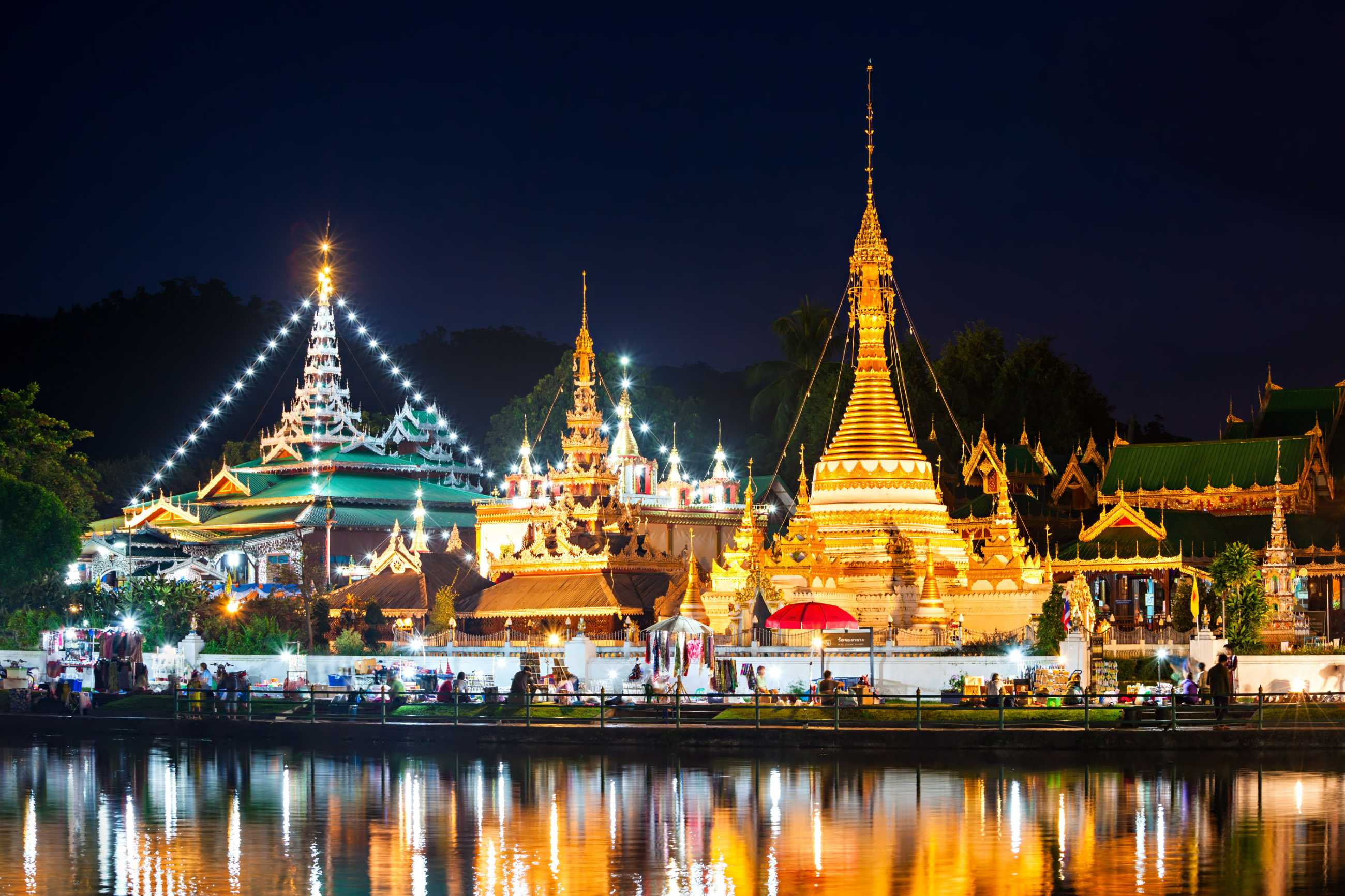 lake-with-wat-chong-klang-wat-chong-kham-temples-night-mae-hong-son-thailand_jad.jpg