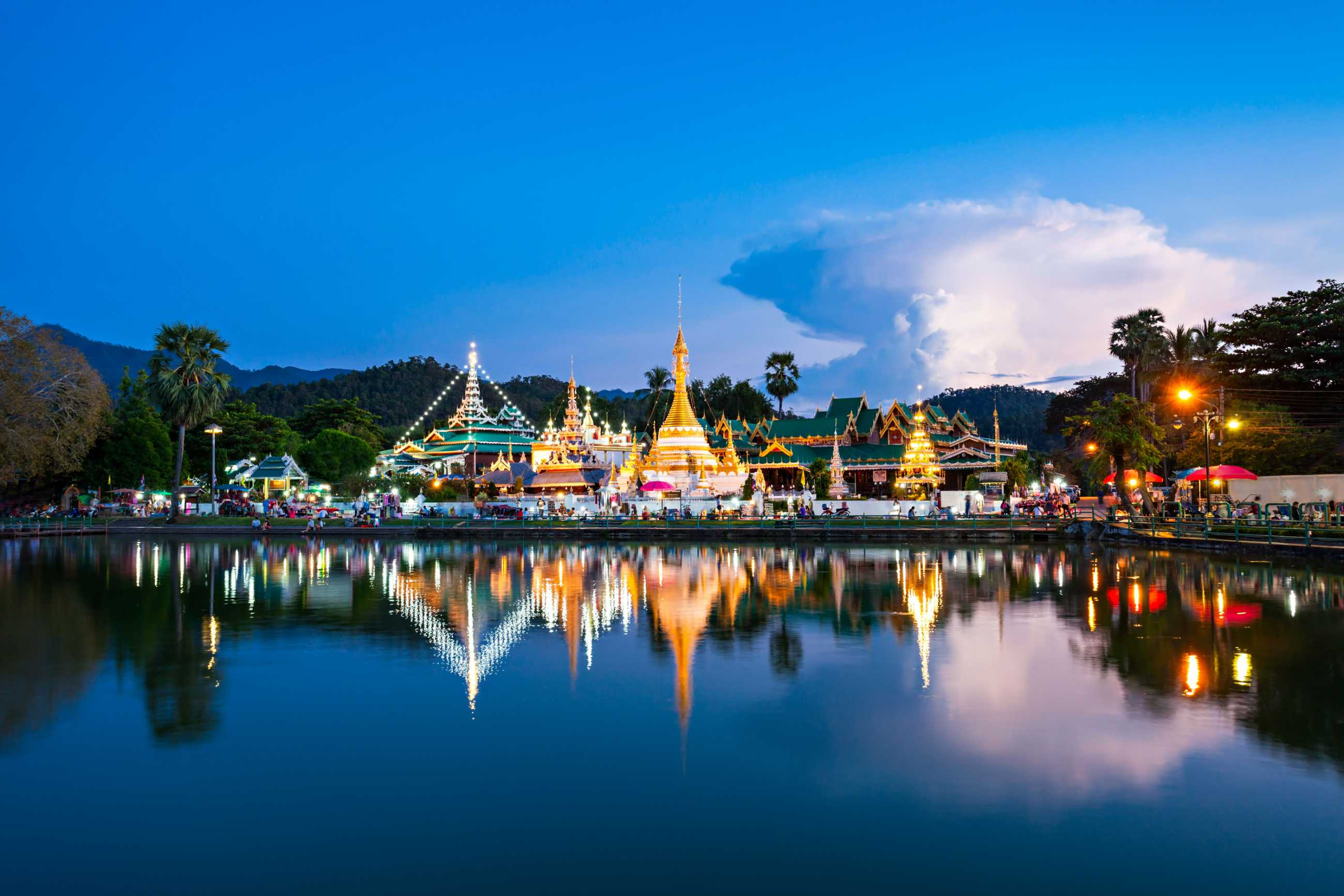 lake-with-wat-chong-klang-wat-chong-kham-temples-sunset-mae-hong-son-thailand_ja.jpg