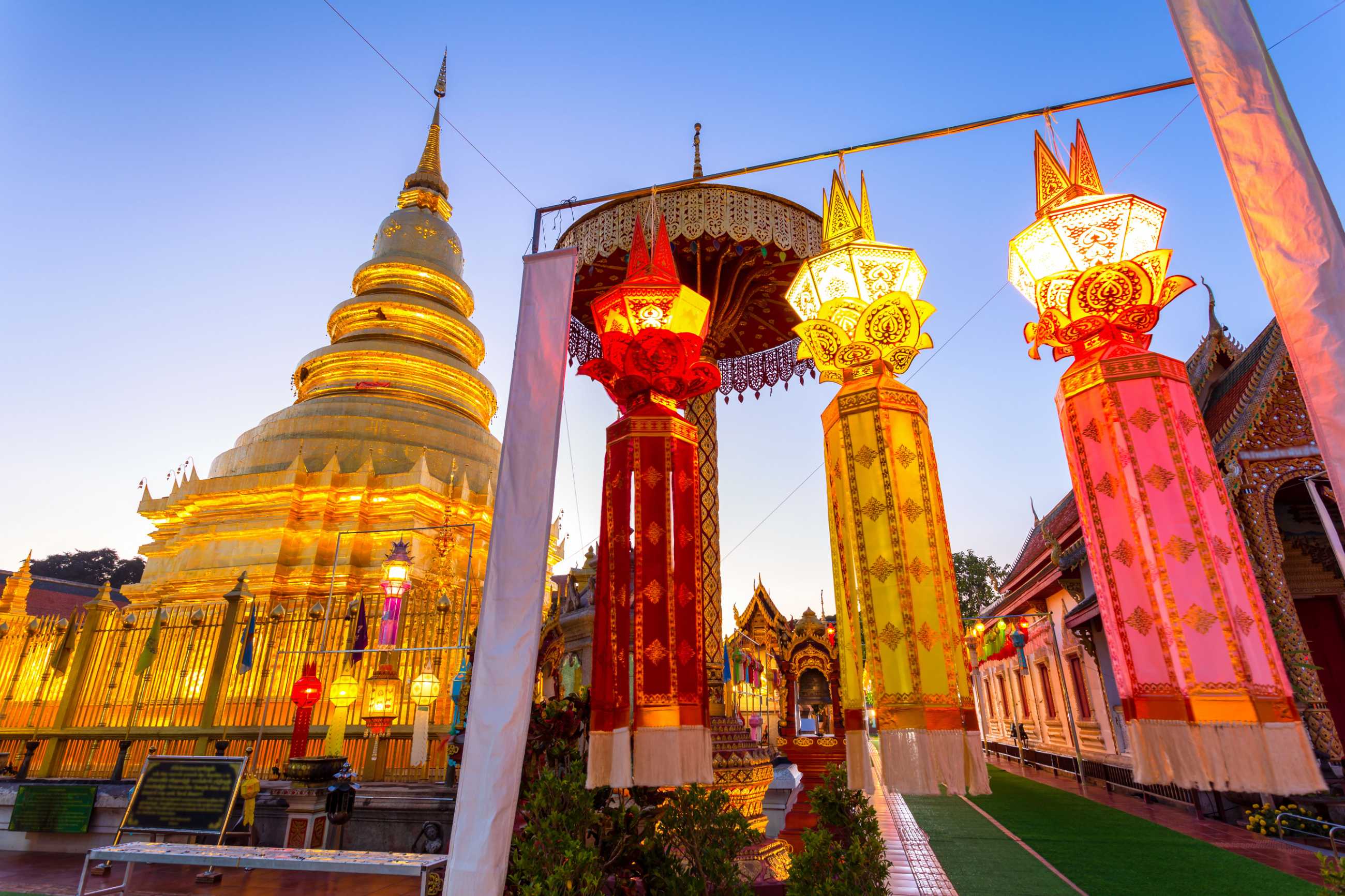 colorful-lamp-festival-lantern-loi-krathong-wat-phra-that-hariphunchai_jadtrip.com.jpg