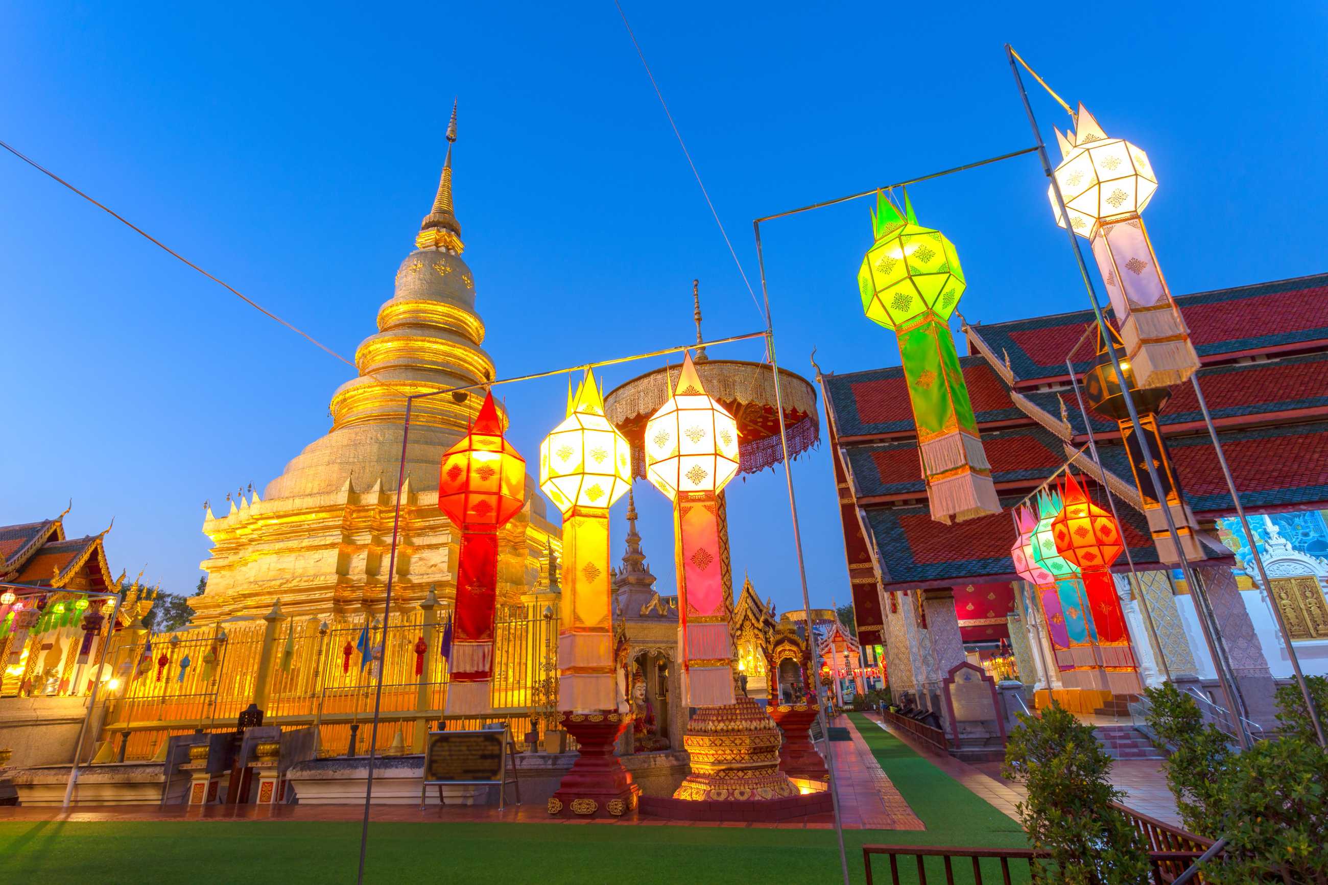 colorful-lamp-festival-lantern-loi-krathong-wat-phra-that-hariphunchai (1)_jadtrip.com.jpg