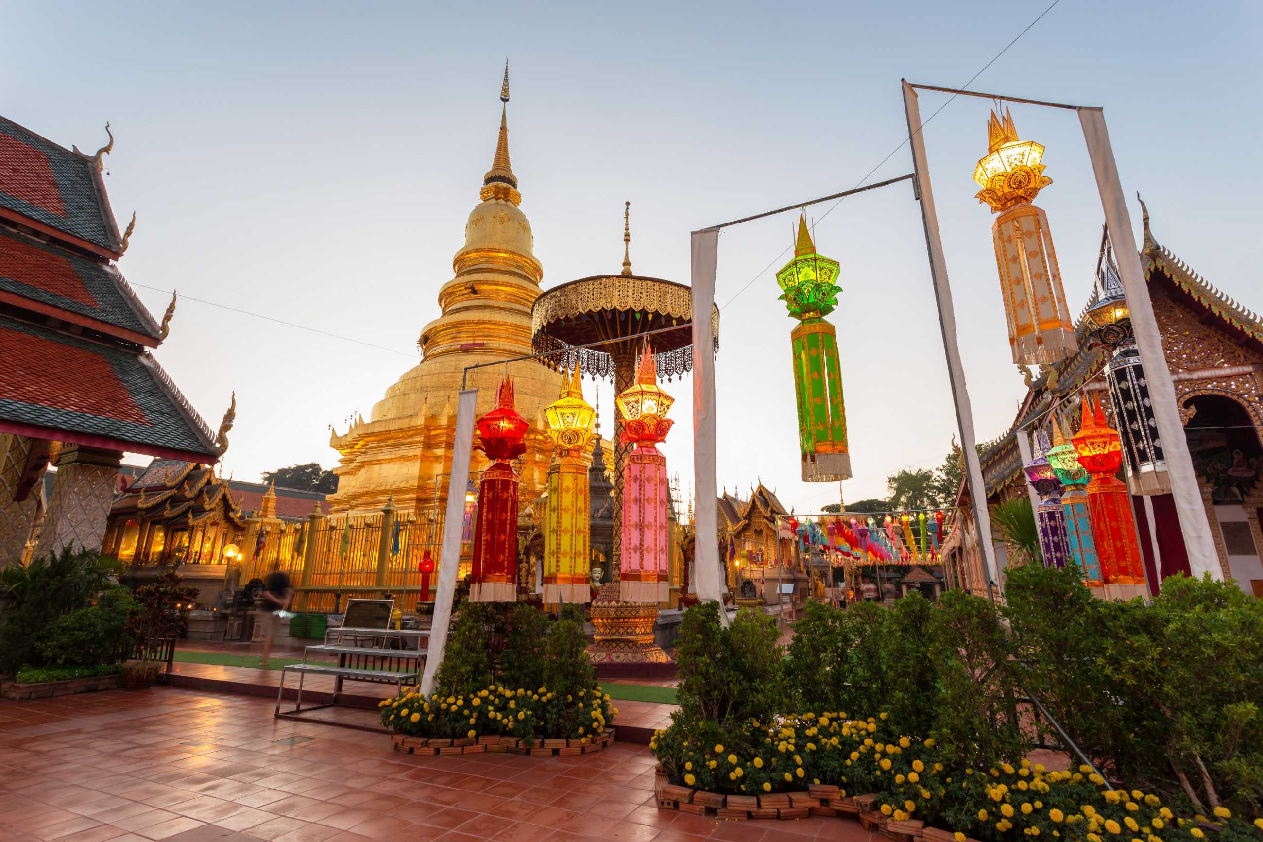 colorful-lamp-festival-lantern-loi-krathong-wat-phra-that-hariphunchai (2)_jadtrip.com.jpg