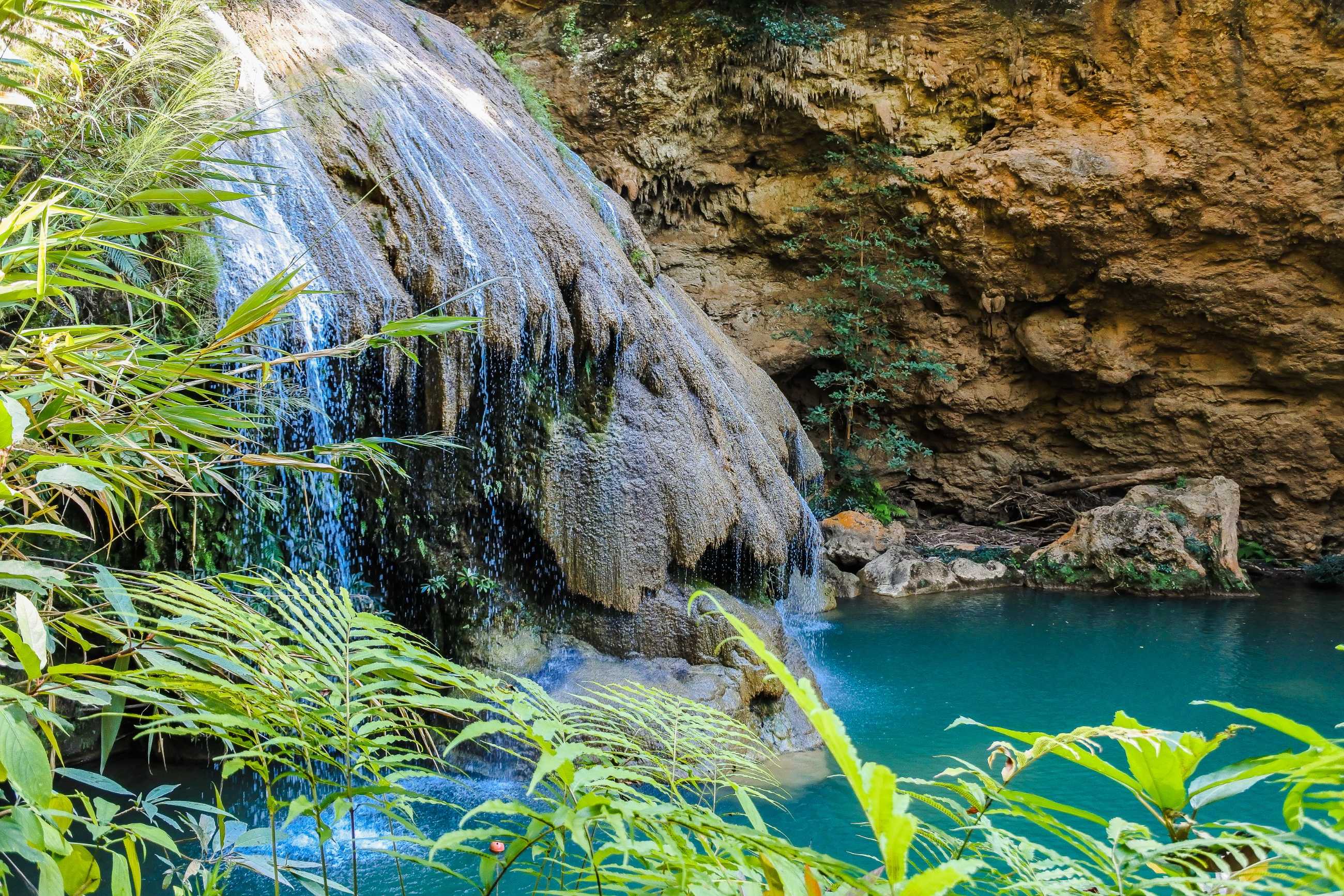 beautiful-waterfall-koh-luang-waterfall-mae-ping-national-park-li-district-lamph.jpg