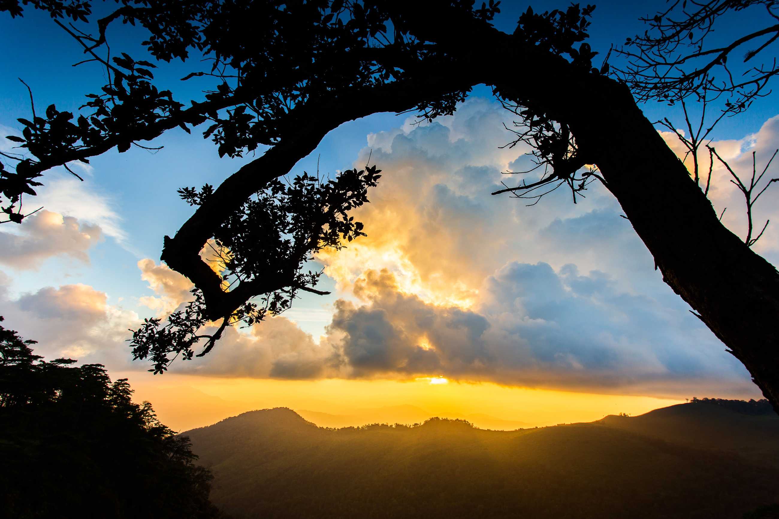 landscape-silhouette-phu-soi-dao-national-park-thailand_jadtrip.com.jpg