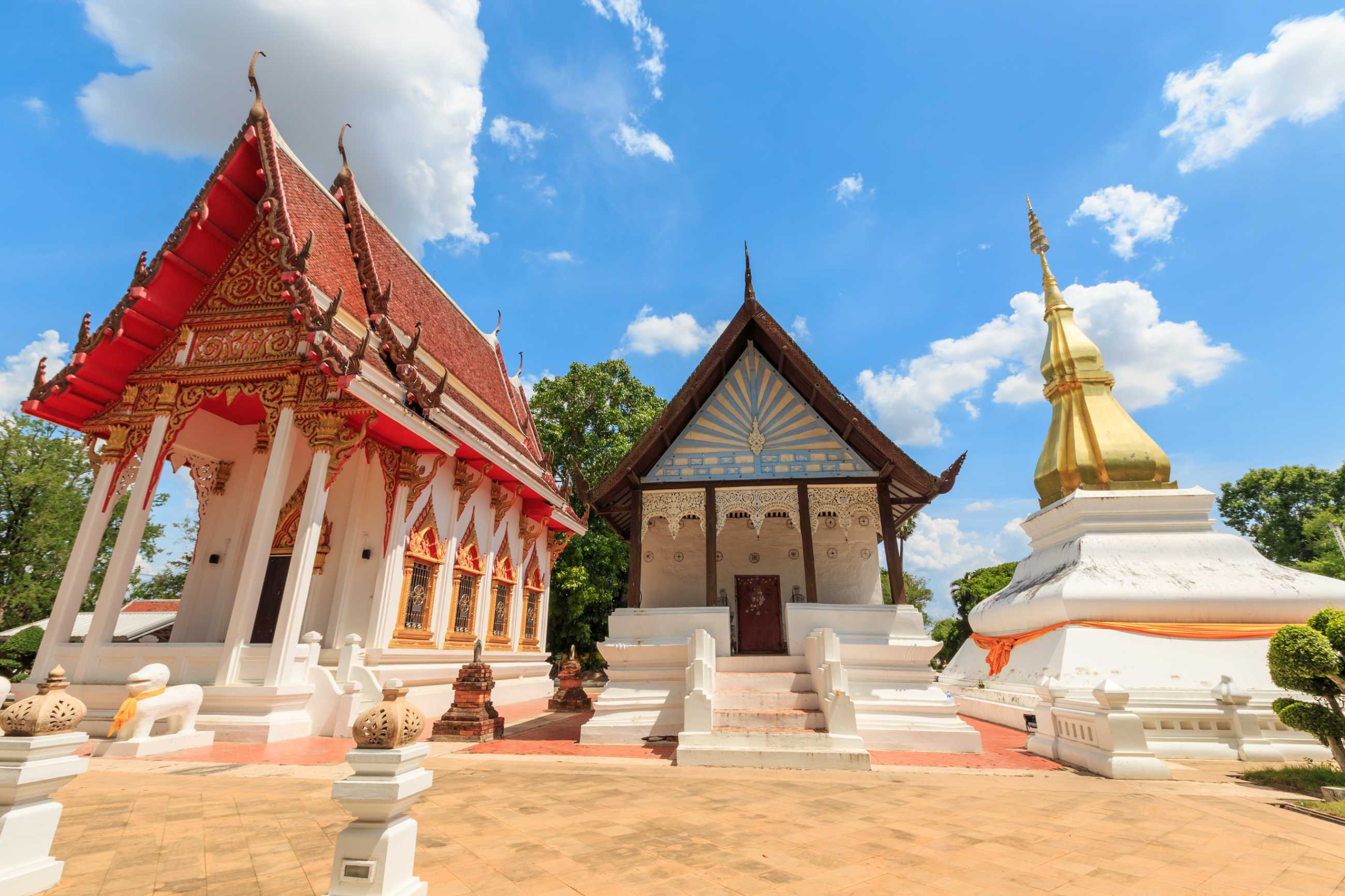 golden-pagoda-phra-that-kham-kaen-khon-kaen-thailand (1)_jadtrip.jpg