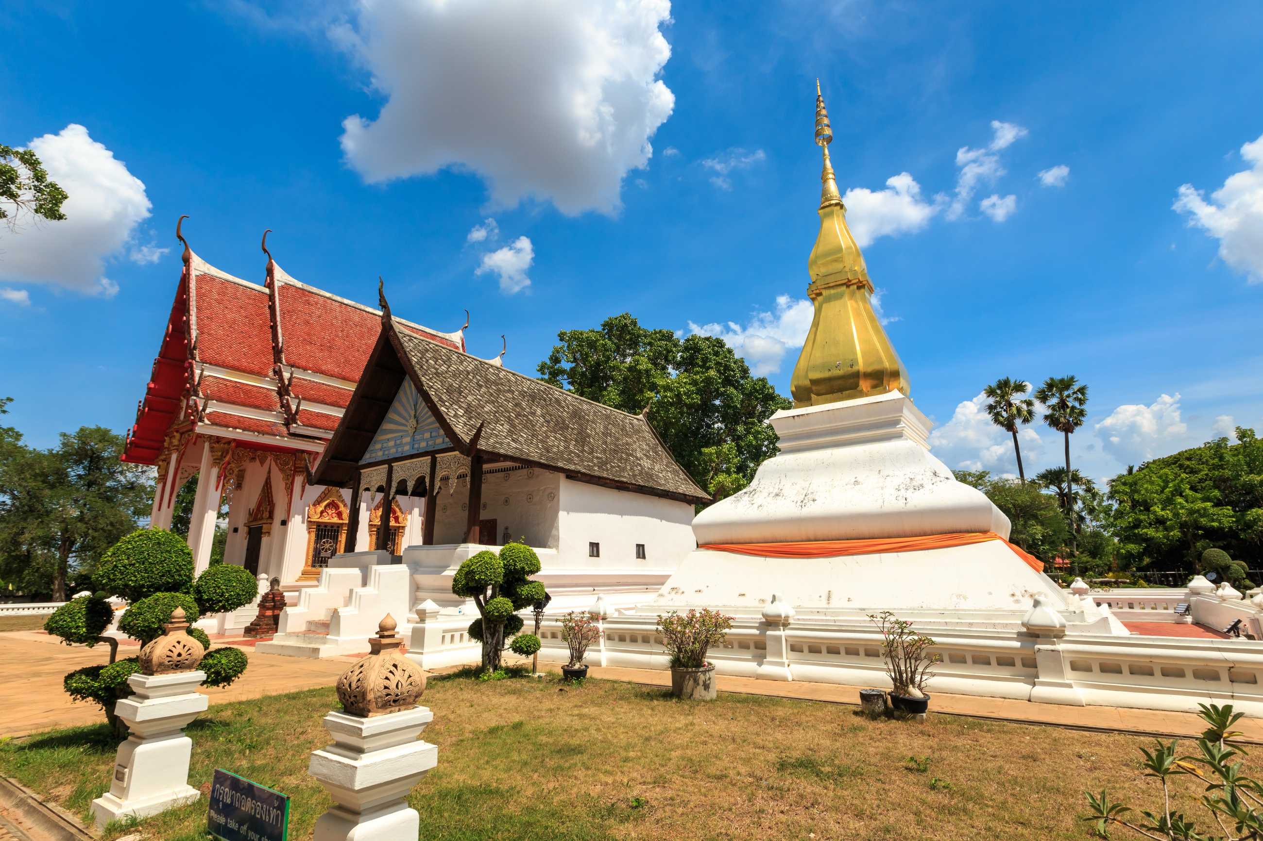 golden-pagoda-phra-that-kham-kaen-khon-kaen-thailand (2)_jadtrip.jpg