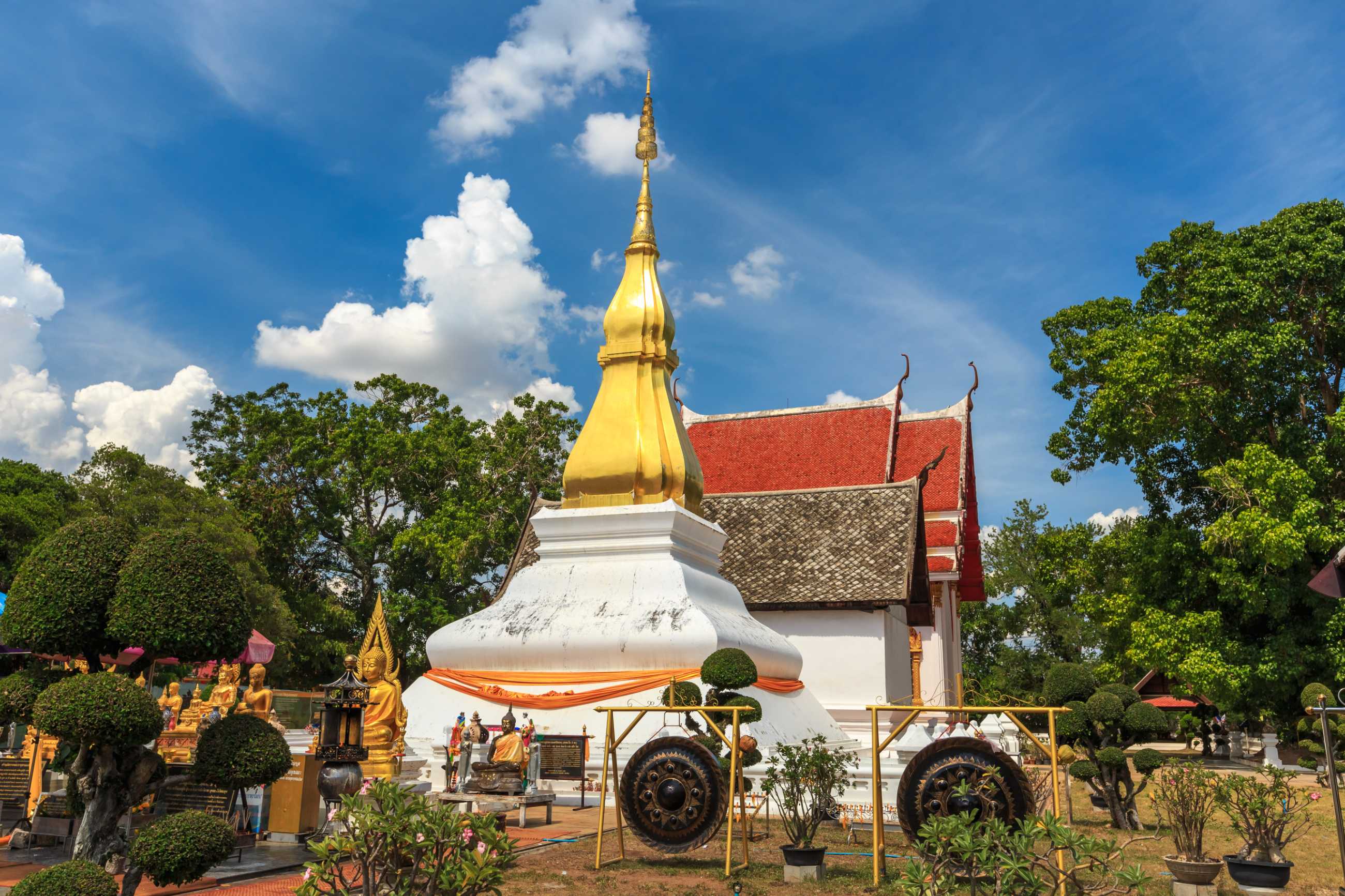 golden-pagoda-phra-that-kham-kaen-khon-kaen-thailand (4)_jadtrip.jpg