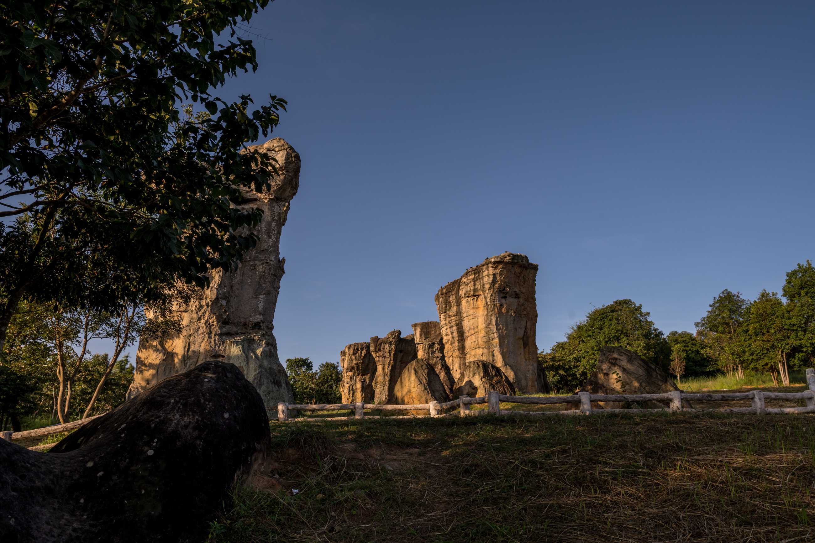 mor-hin-khao-thai-stonehenge-phu-laenkha-national-park-amazing-natural-rocks-lan.jpg