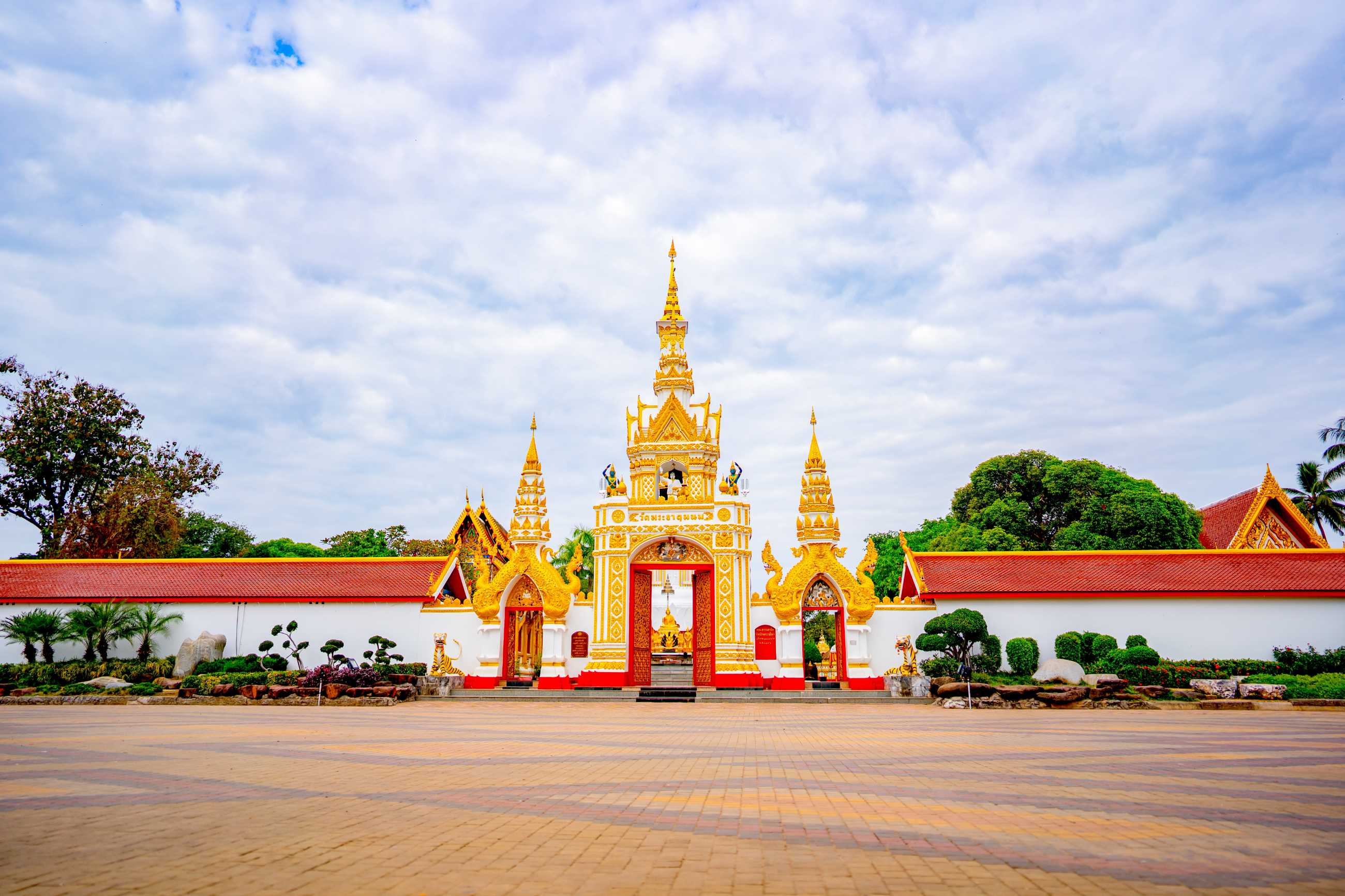 wat-phra-that-phanom-is-temple-that-phanom-district-thailand_jadtrip.jpg