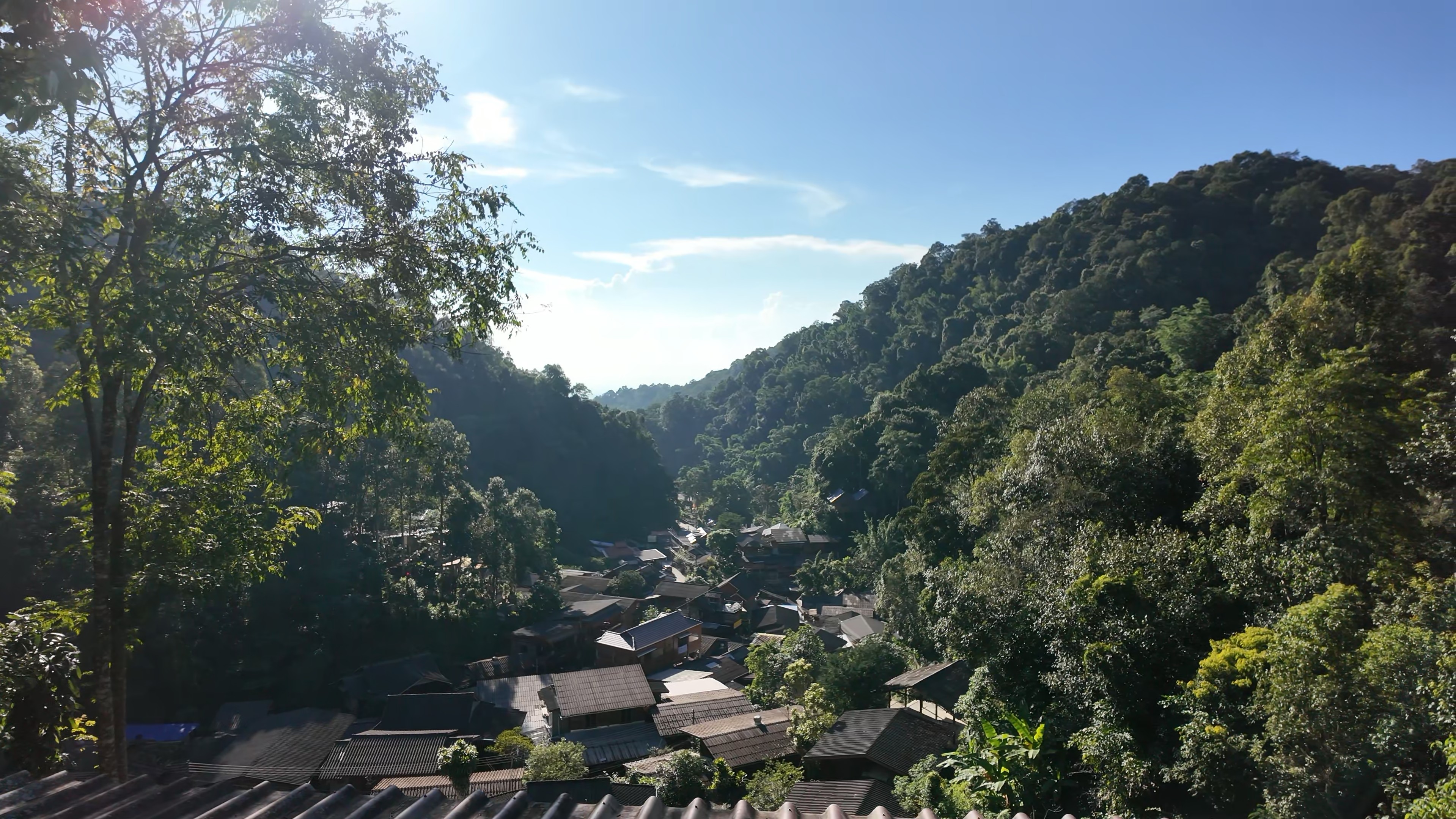 ภาพวิวหลังคาหมู่บ้านแม่กำปองมุมสูงจากร้านระเบียงวิว.jpg