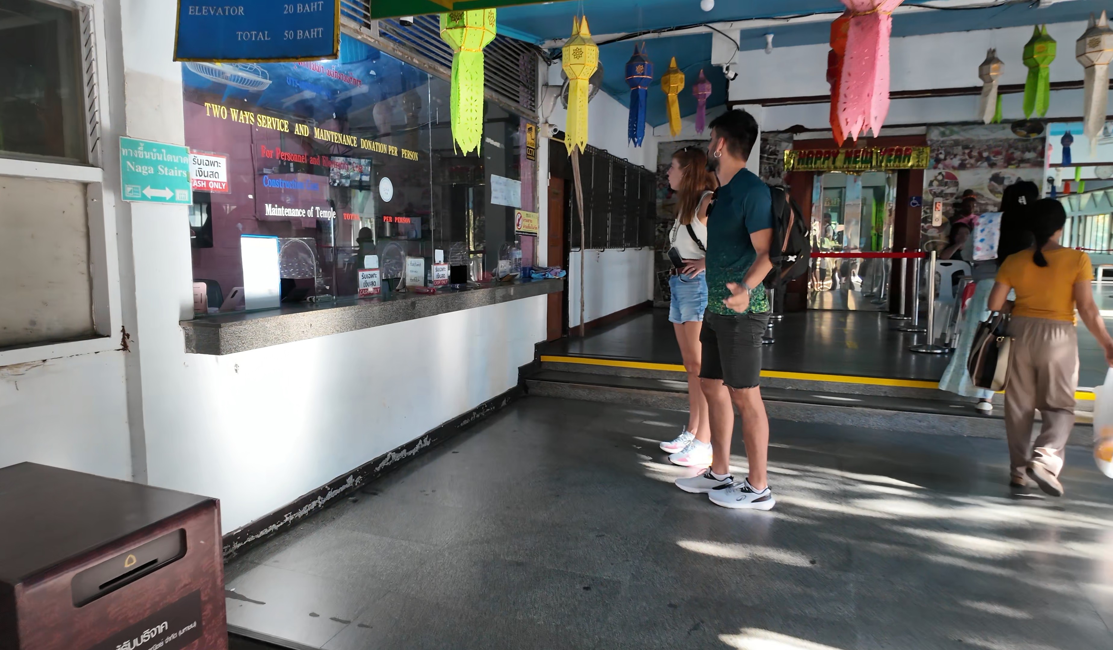 ภาพจุดซื้อตั๋วและทางเข้ากระเช้าไฟฟ้าขึ้นดอยสุเทพ.jpg