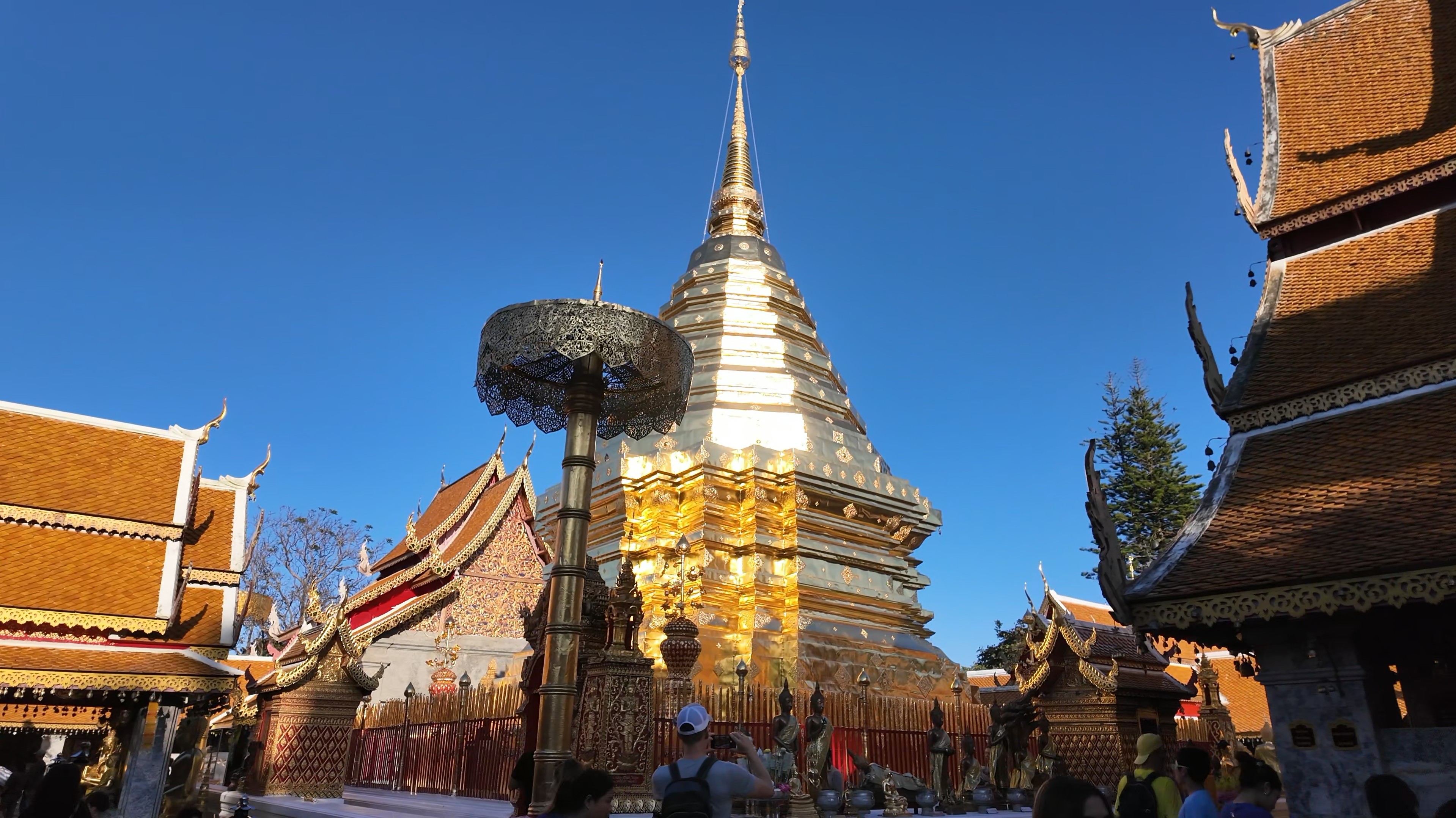 ภาพความงดงามขององค์พระธาตุดอยสุเทพสีทองอร่าม.jpg
