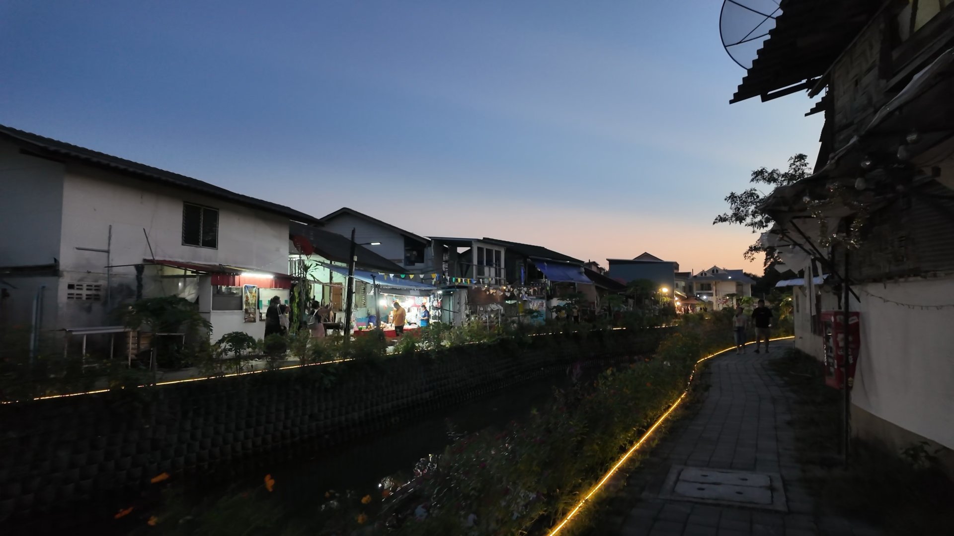 บรรยากาศโซนท้ายคลองแม่ข่าที่ร้านค้าปิดเงียบ