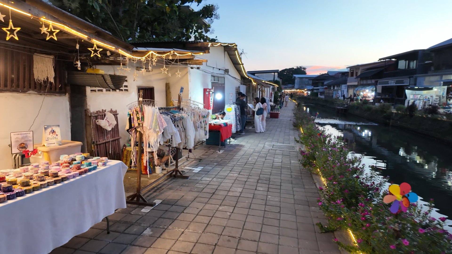 ทางเดินริมคลองแม่ข่าและร้านค้าที่เปิดขายของประปราย