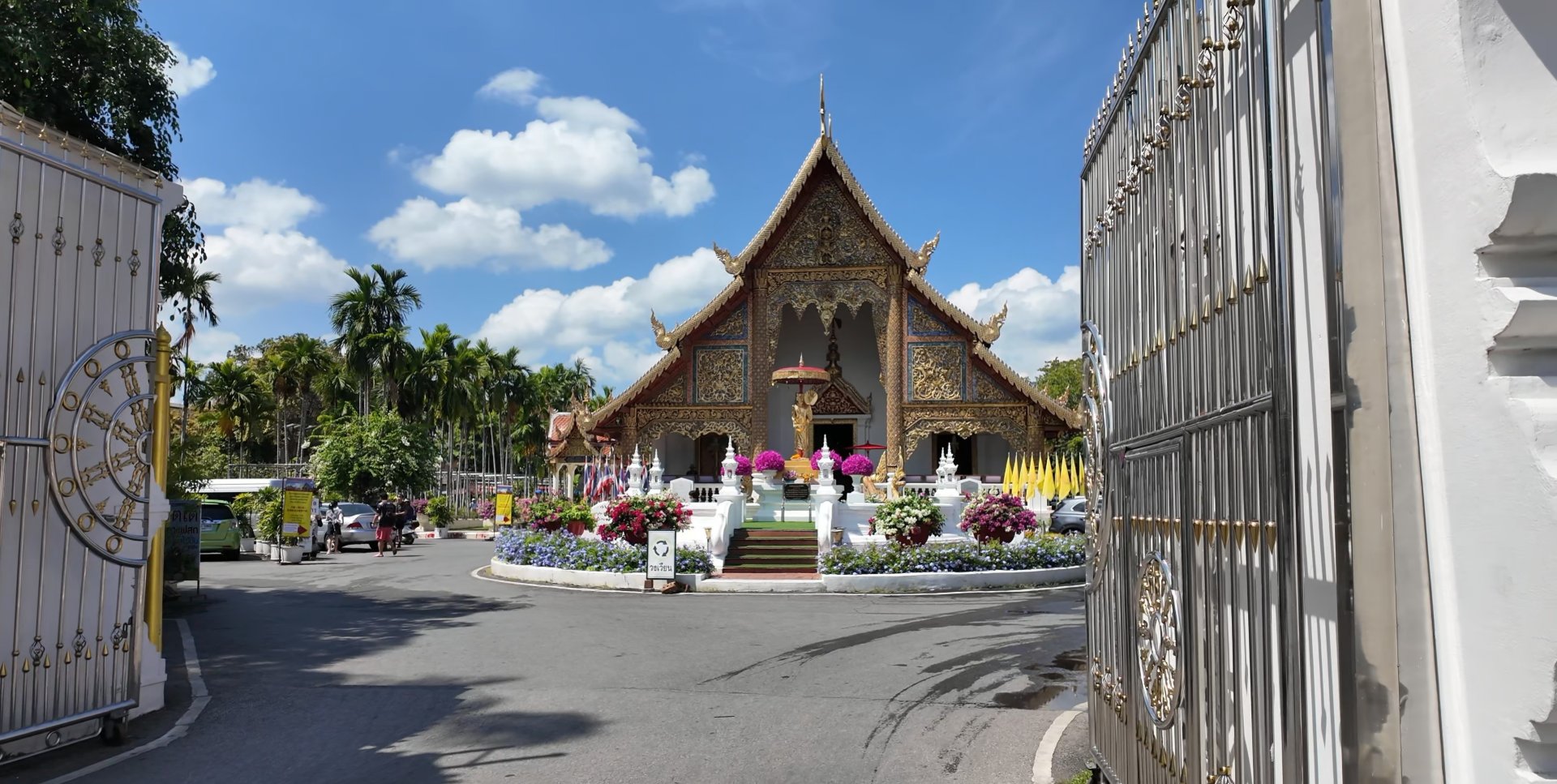 ความงดงามร่มรื่นภายในวัดพระสิงห์