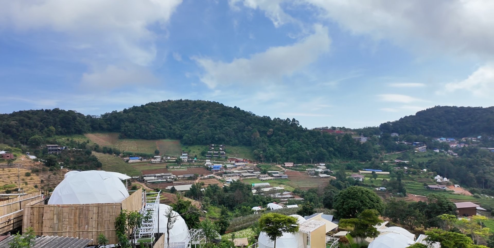 รวมที่พักม่อนแจ่ม และภาพวิวมุมกว้างของโซนที่พักบนไหล่เขา