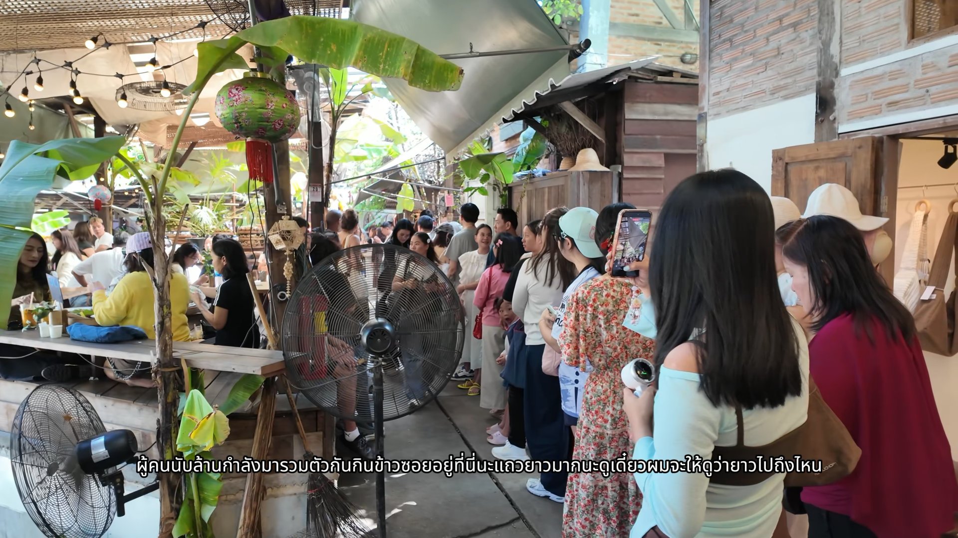 นักท่องเที่ยวที่ยืนต่อคิวร้านข้าวซอยยาวเหยียด