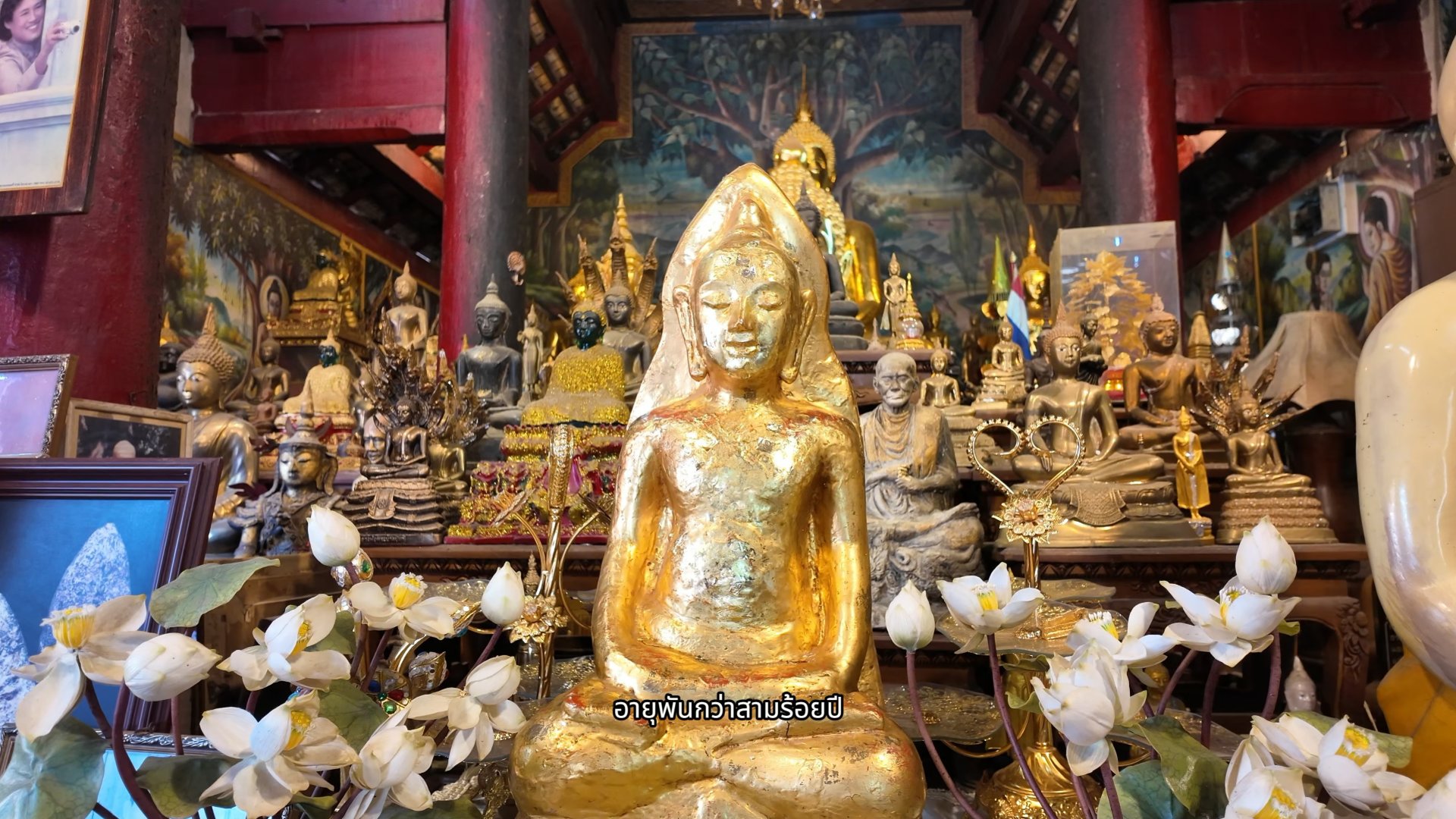 องค์พระรอดหลวง อายุกว่า 1,300 ปี ภายในพระวิหาร