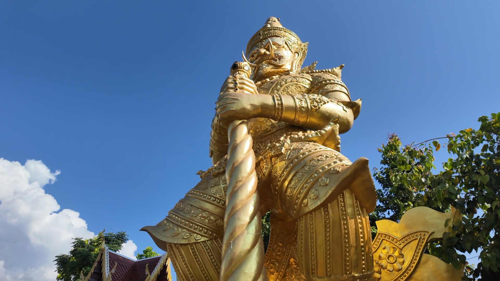 ความยิ่งใหญ่อลังการขององค์ท้าวเวสสุวรรณหน้าวัดพระธาตุดอยคำ