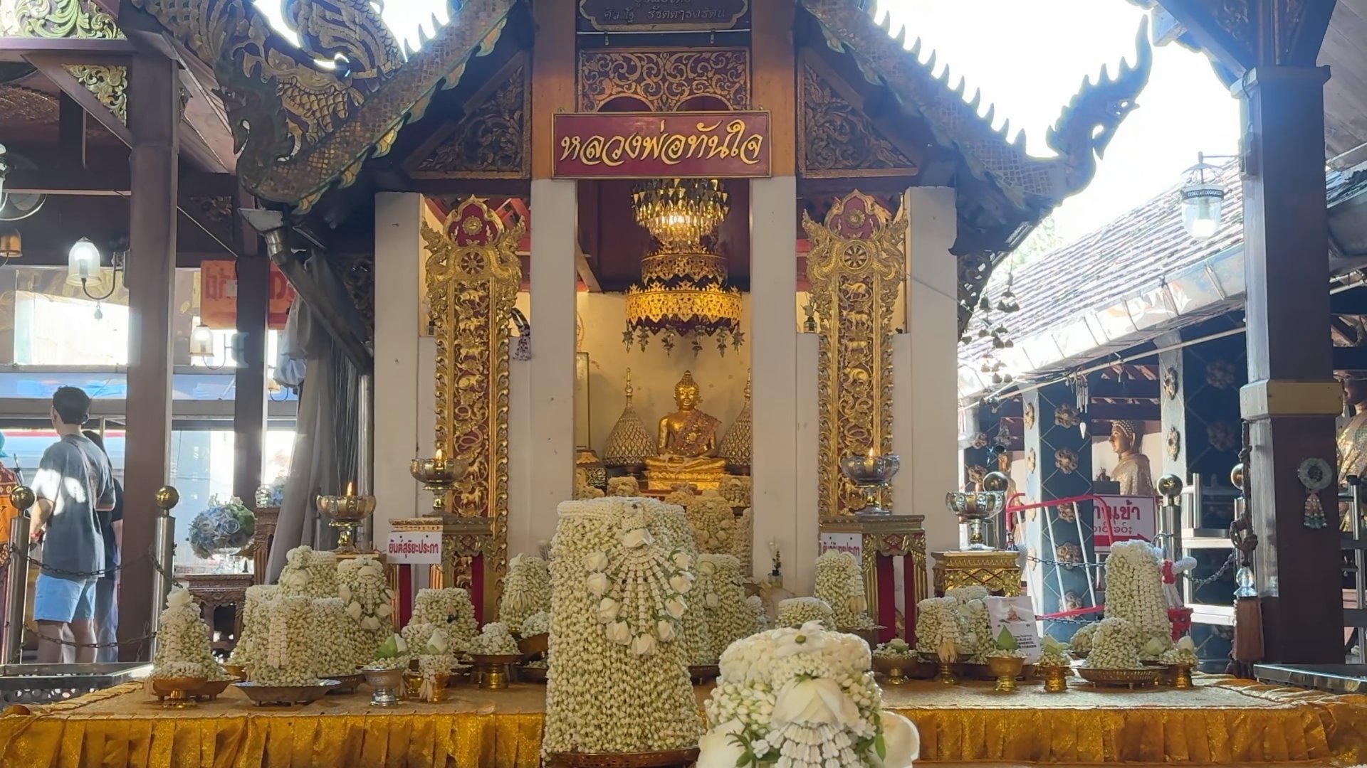 องค์หลวงพ่อทันใจและพานดอกมะลิแก้บนด้านหน้า